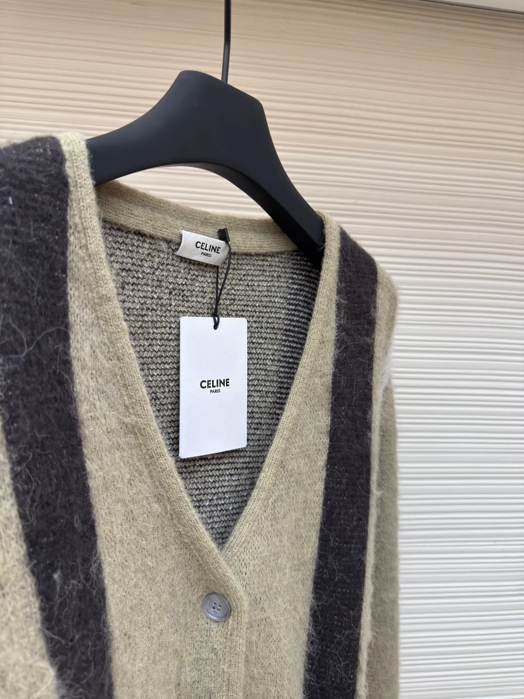 CELINE contrasting color mohair cardigan ●Authentic product: purchased and developed by 10108 ●Item number: 1680044-B15 ●Fabric: mohair fabric ●Technology: knitting ●Version: loose fit ●Weight: about 625 grams ●Size: S-M-L-XL ●Description: Made of mohair fabric, with excellent texture, comfortable and soft feel, skin-friendly and breathable, and not irritating when worn next to the body, full contrast color design, loose fit, custom-engraved button placket, overall straight and delicate routing, comfortable and soft fabric, consistent color with no color difference. Can be matched with the same style to create a fashionable look, control various occasions, customized accessories, complete three standards, same style for men and women!