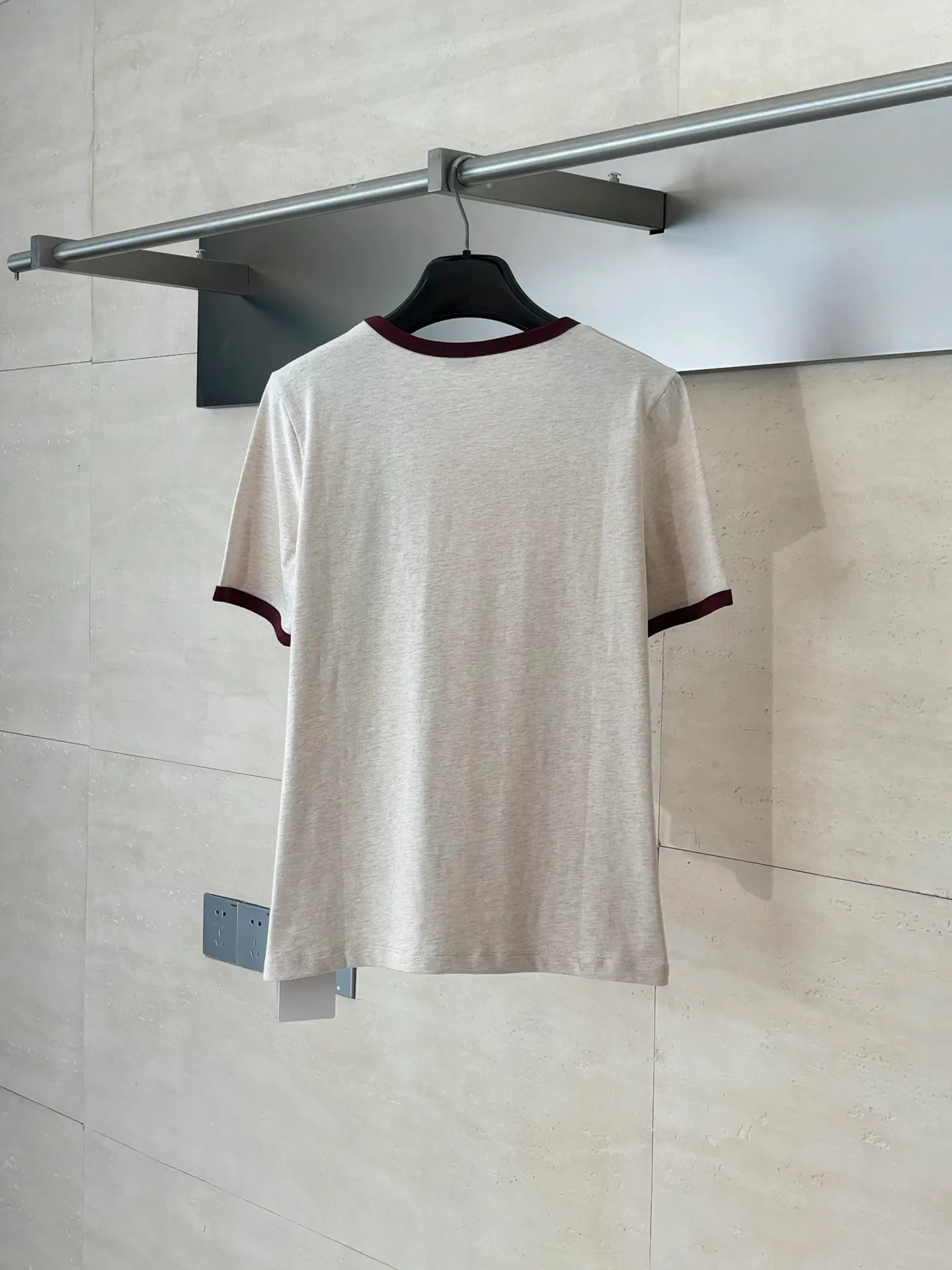 🅿️250 Celien*/Celien 25Ss new round neck badge embroidered short-sleeved T-shirt. Imported cotton material, comfortable, breathable and full of texture. All-over solid base with contrasting edge design on the collar and cuffs. The chest is embellished with the iconic letter badge embroidery decoration to highlight the brand tone and the upper body is simple and elegant. Regular short-sleeved T-shirt tailoring to create a personalized style. It is stylish and stylish when worn alone. Size: S/M/L