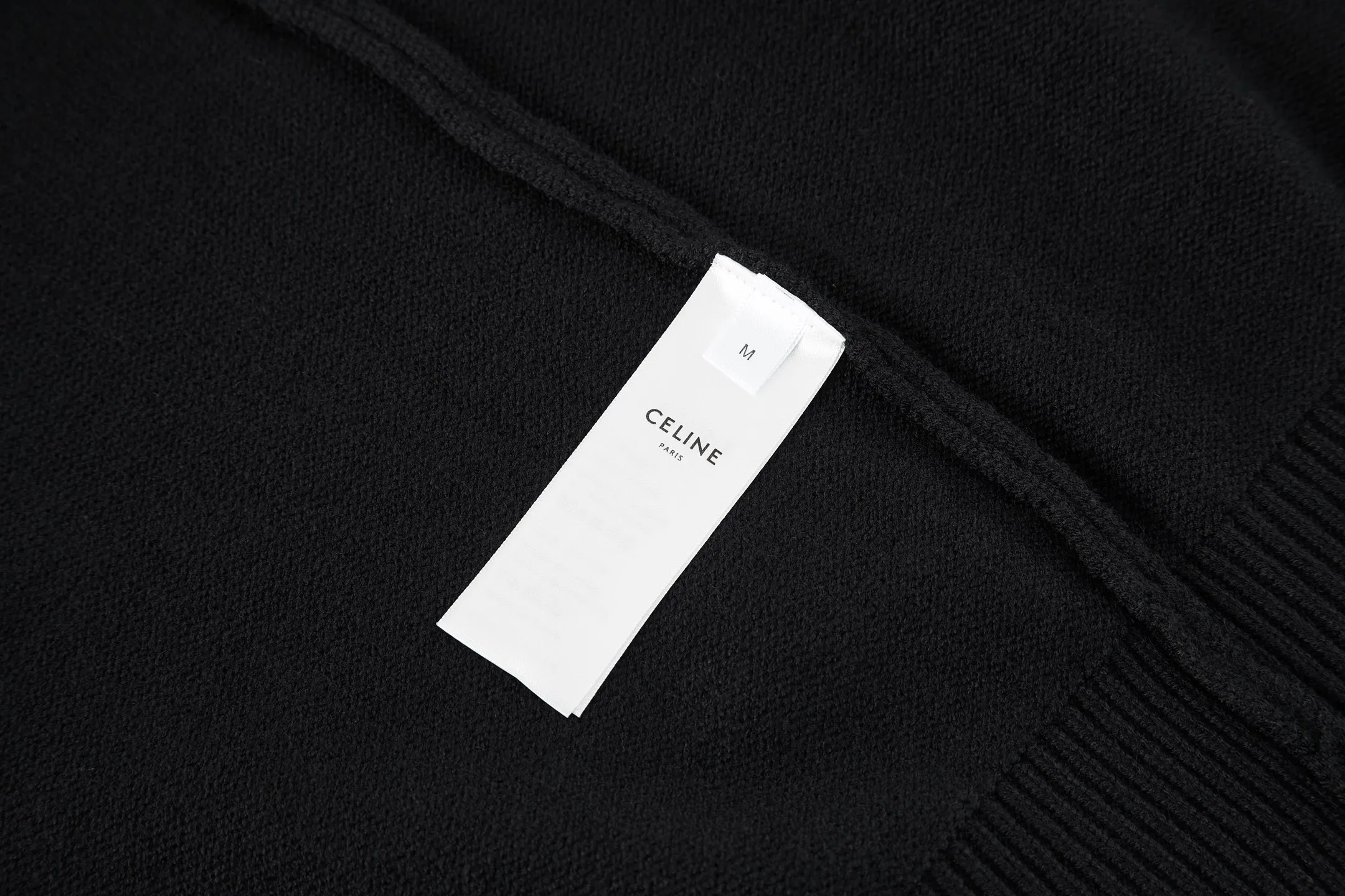 🅿️440 Celine Arc de Triomphe jacquard crew neck sweater (black) The fabric is made of 30% wool and 70% cotton. Partial intarsia craftsmanship, imported 12-knit fabric. The entire garment takes 120 minutes to complete. Garment washing - removal of wool impurities - color fixation - fixed version. This model is CELINE's 2026 new masterpiece. The chest is embellished with partial intarsia of the Arc de Triomphe, adding a new design style. Wool 30% 70% cotton yarn. Not machine washable - do not rinse. Size:S-M-L-XL