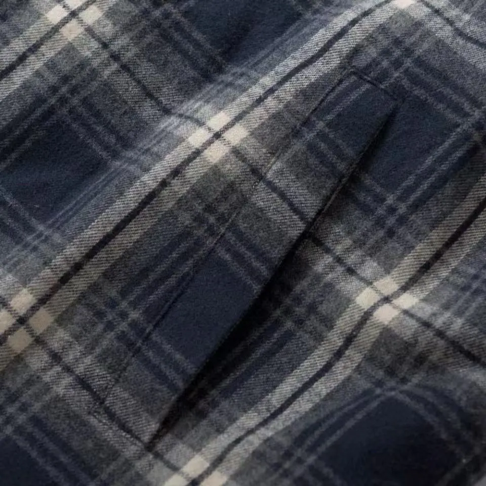 🅿️800 [Exclusive supply] Celine plaid cashmere hooded jacket is made of high-quality cashmere fabric. Cashmere is famous for its softness, warmth and lightness, providing the wearer with excellent comfort and warmth. Hooded design The unique hooded element is both practical and beautiful, providing extra warmth to the wearer while also adding to the overall sense of layering. Plaid pattern As a classic element, the combination of plaid and cashmere fabric makes the whole piece of clothing more visually rich and layered. The navy blue color makes the whole piece of clothing more youthful, fashionable and high-end. Style and cut According to Celine's consistent design concept, this jacket-style shirt has a crisp shape and a well-fitting cut, which can well modify the body lines and show the wearer's elegance. The letter pattern is displayed on the fabric through glue printing. The scraper pressure is even and the scraping is done in 5 times to ensure that the glue is fully penetrated and covered. After curing at high temperature, the pigment is firmly bonded to the cotton fiber. The ink-absorbing and penetrating properties of the cotton fiber make the pattern less likely to fall off due to friction. Size:46-48-50-52