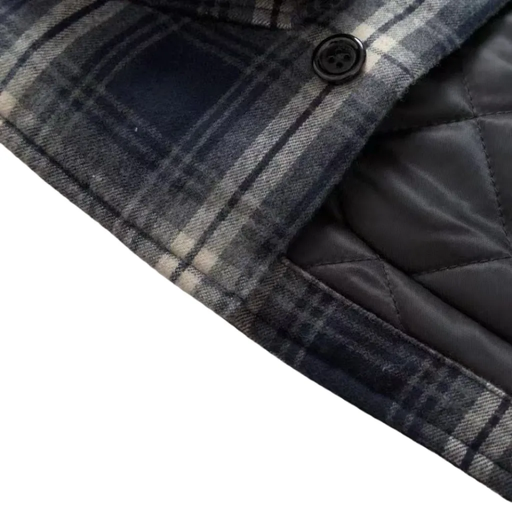 🅿️800 [Exclusive supply] Celine plaid cashmere hooded jacket is made of high-quality cashmere fabric. Cashmere is famous for its softness, warmth and lightness, providing the wearer with excellent comfort and warmth. Hooded design The unique hooded element is both practical and beautiful, providing extra warmth to the wearer while also adding to the overall sense of layering. Plaid pattern As a classic element, the combination of plaid and cashmere fabric makes the whole piece of clothing more visually rich and layered. The navy blue color makes the whole piece of clothing more youthful, fashionable and high-end. Style and cut According to Celine's consistent design concept, this jacket-style shirt has a crisp shape and a well-fitting cut, which can well modify the body lines and show the wearer's elegance. The letter pattern is displayed on the fabric through glue printing. The scraper pressure is even and the scraping is done in 5 times to ensure that the glue is fully penetrated and covered. After curing at high temperature, the pigment is firmly bonded to the cotton fiber. The ink-absorbing and penetrating properties of the cotton fiber make the pattern less likely to fall off due to friction. Size:46-48-50-52