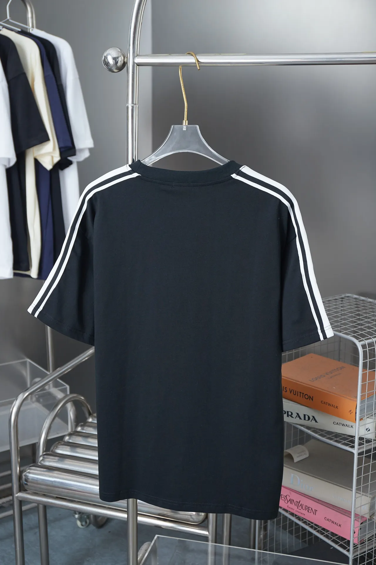 🅿️180 CELIN* 25SS early spring new style embroidered letter printed short sleeves, light luxury, essential item for daily commuting for men and women, correct version, welcome to compare, detailed features · 320g 100% pure cotton double yarn jersey fabric · Custom dyed in the same cylinder, special thickened 32 pieces double-strand 1X1 thread · Needle embroidered letter logo on the front. Classic icon screen printing on the sleeves · Double-needle sewing and cross-seam technology · Original main mark, washed tag, brand moisture-proof paper packaging Color: black/white Size: S/M/L/XL