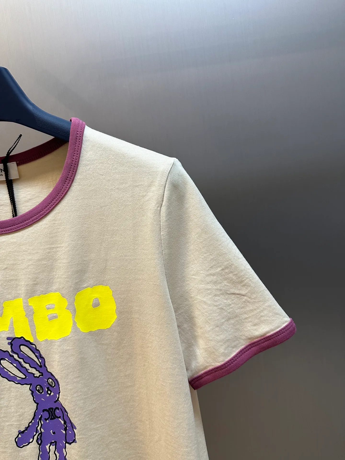 🅿️260 Celine 25 Capsule Series Rabbit Print Short Sleeves The latest season’s casual capsule series incorporates interesting patterns designed by CELINE Studio ~ This piece has a light beige background, with pink and purple cotton piping on the collar and cuffs, and the plush rabbit pattern and letters add to the playfulness.  size：s m l