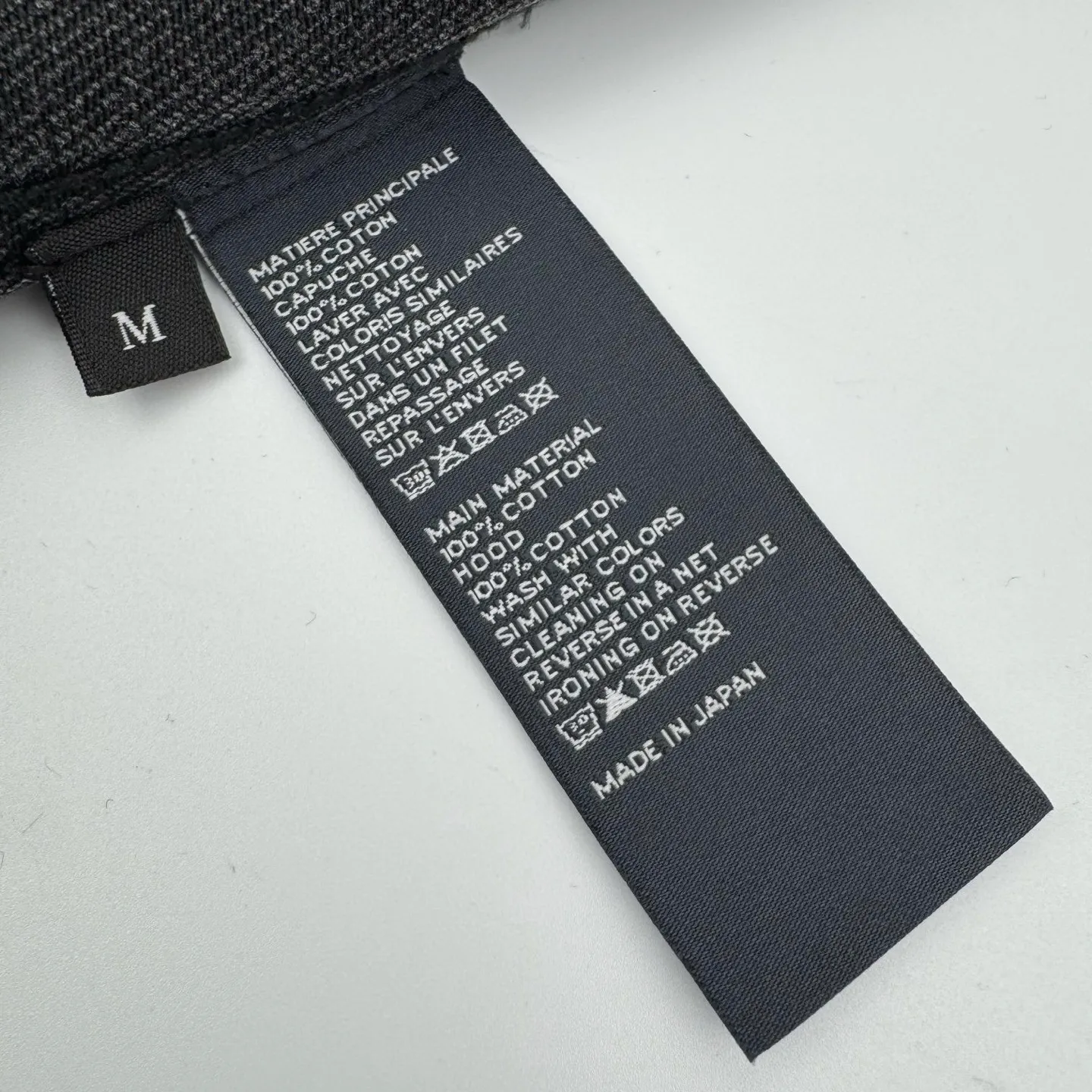 🅿️560 [Exclusive supply] Celine 24FW hooded denim jacket (black). The original purchase is 14,500 and developed. The fabric is made of customized high-density cotton twill denim. It is full of texture and comfortable to the skin. It is painted in classic retro black and is full of natural purity and simplicity. The front panel is simple and neat in clean fit style. The Celine mark is on the hood. It is not noisy but has its own sound. The original charm of the denim jacket is outlined with clean and neat lines. The charm of simplicity and the charm of versatility. The whole garment is washed with medium filtration. A special solution is used to remove stains and slight fading. Then it is washed with snowflakes. It is faded by strong washing methods to make the color more uniform. Complex workmanship and high loss; pure manual high-elastic offset printing technology. Every coloring. Every press. After repeated pulling, the original shape and color are still maintained during washing and other processes. It can better reflect the craftsman's exquisite skills and control of details. The entire garment is sewn using an embedded clamping machine. The embedded clamping machine can control the distance between the double needles by changing the needle position to achieve seamless, smooth and tidy splicing. Size:S-M-L-XL