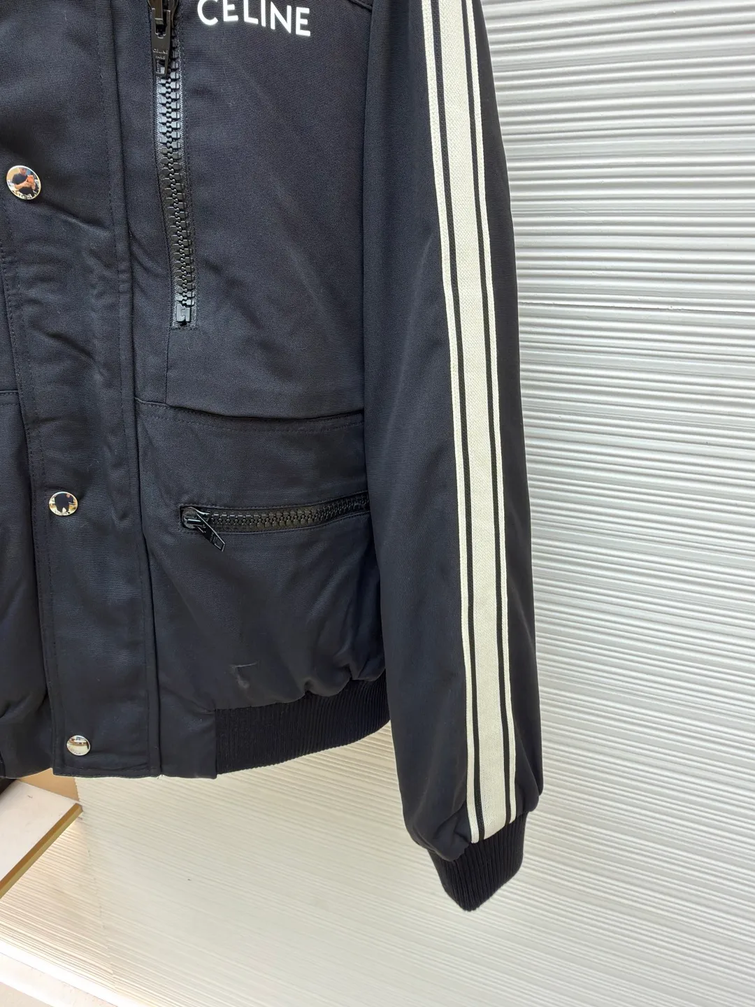 Celine ski quilted jacket ●Original version: purchased and developed by 25817 ●Item number: 1681022-D05 ●Fabric: outer: nylon inner: lamb plush fabric ●Technology: latex production ●Version: fitted version ●Weight: about 1255 grams ●Size: 48-50-52 ●Description: The fabric is made of 480D×500D waterproof, anti-velvet and anti-static nylon material. The lining is made of 300 plain silk cotton material. Customized double-layer anti-velvet 80g cotton 7×7 grid. Customized lamb plush collar lining. Customized cuffs. Hem threads. The printing uses latex technology. Customized shoulder sleeve webbing. Customized placket. 10# zipper. Customized chest bag 10# zipper. Customized lower pocket 10# zipper. Customized hat bag 10# zipper. Customized double-hole buckle. Customized 17mm engraved four-button buckle. Customized 2mm round scarf 80cm. Customized accessories. The overall wiring is straight and delicate, the fabric is comfortable and soft, and the color is consistent without color difference. It can be matched with the same style to create a fashionable look, and can be used in various occasions. Customized accessories, complete with three standards, same style for men and women!