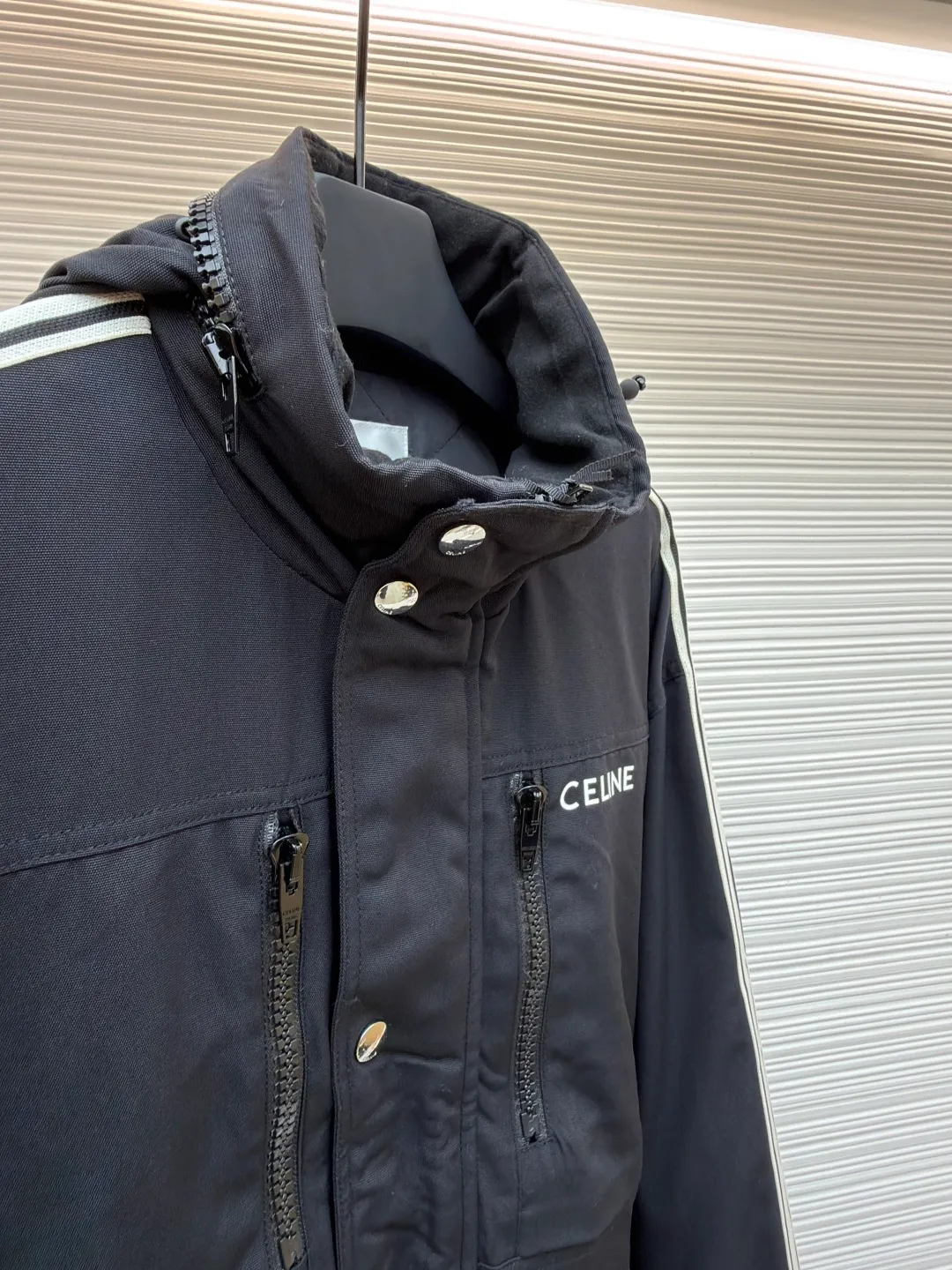 Celine ski quilted jacket ●Original version: purchased and developed by 25817 ●Item number: 1681022-D05 ●Fabric: outer: nylon inner: lamb plush fabric ●Technology: latex production ●Version: fitted version ●Weight: about 1255 grams ●Size: 48-50-52 ●Description: The fabric is made of 480D×500D waterproof, anti-velvet and anti-static nylon material. The lining is made of 300 plain silk cotton material. Customized double-layer anti-velvet 80g cotton 7×7 grid. Customized lamb plush collar lining. Customized cuffs. Hem threads. The printing uses latex technology. Customized shoulder sleeve webbing. Customized placket. 10# zipper. Customized chest bag 10# zipper. Customized lower pocket 10# zipper. Customized hat bag 10# zipper. Customized double-hole buckle. Customized 17mm engraved four-button buckle. Customized 2mm round scarf 80cm. Customized accessories. The overall wiring is straight and delicate, the fabric is comfortable and soft, and the color is consistent without color difference. It can be matched with the same style to create a fashionable look, and can be used in various occasions. Customized accessories, complete with three standards, same style for men and women!