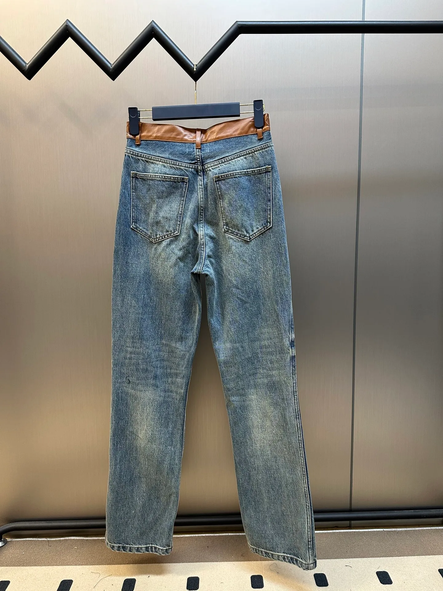 🅿️640 Celine leather-edged jeans, custom-woven and dyed Japanese denim denim fabric, 100% pure cotton yarn weaving and shipped to order. PISMO washed color with TRIOMPHE chain decoration on the waist. Leather trim size: s m l