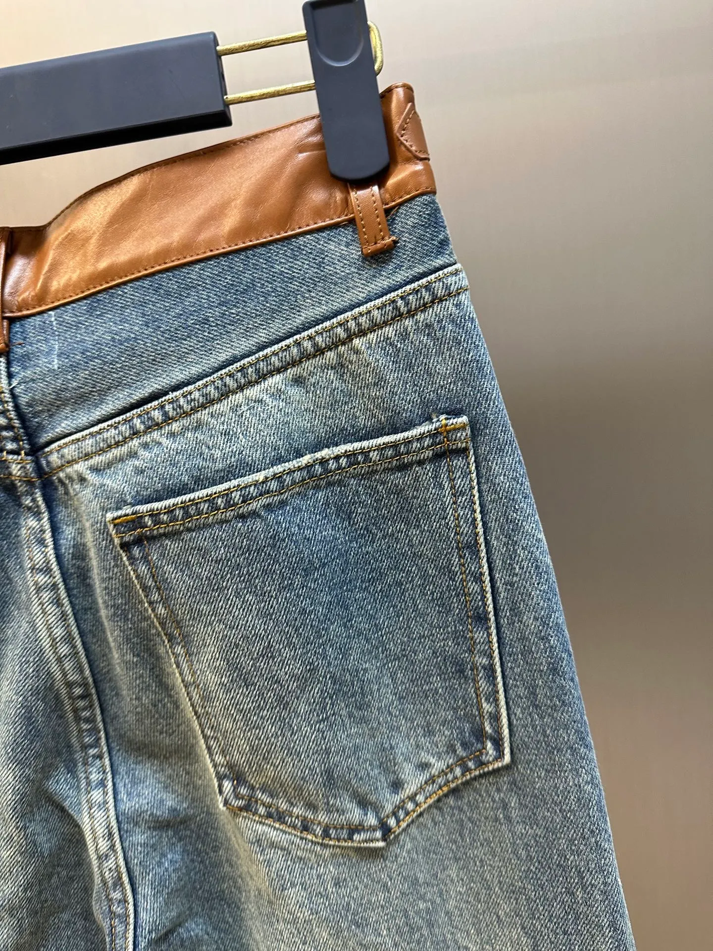 🅿️640 Celine leather-edged jeans, custom-woven and dyed Japanese denim denim fabric, 100% pure cotton yarn weaving and shipped to order. PISMO washed color with TRIOMPHE chain decoration on the waist. Leather trim size: s m l
