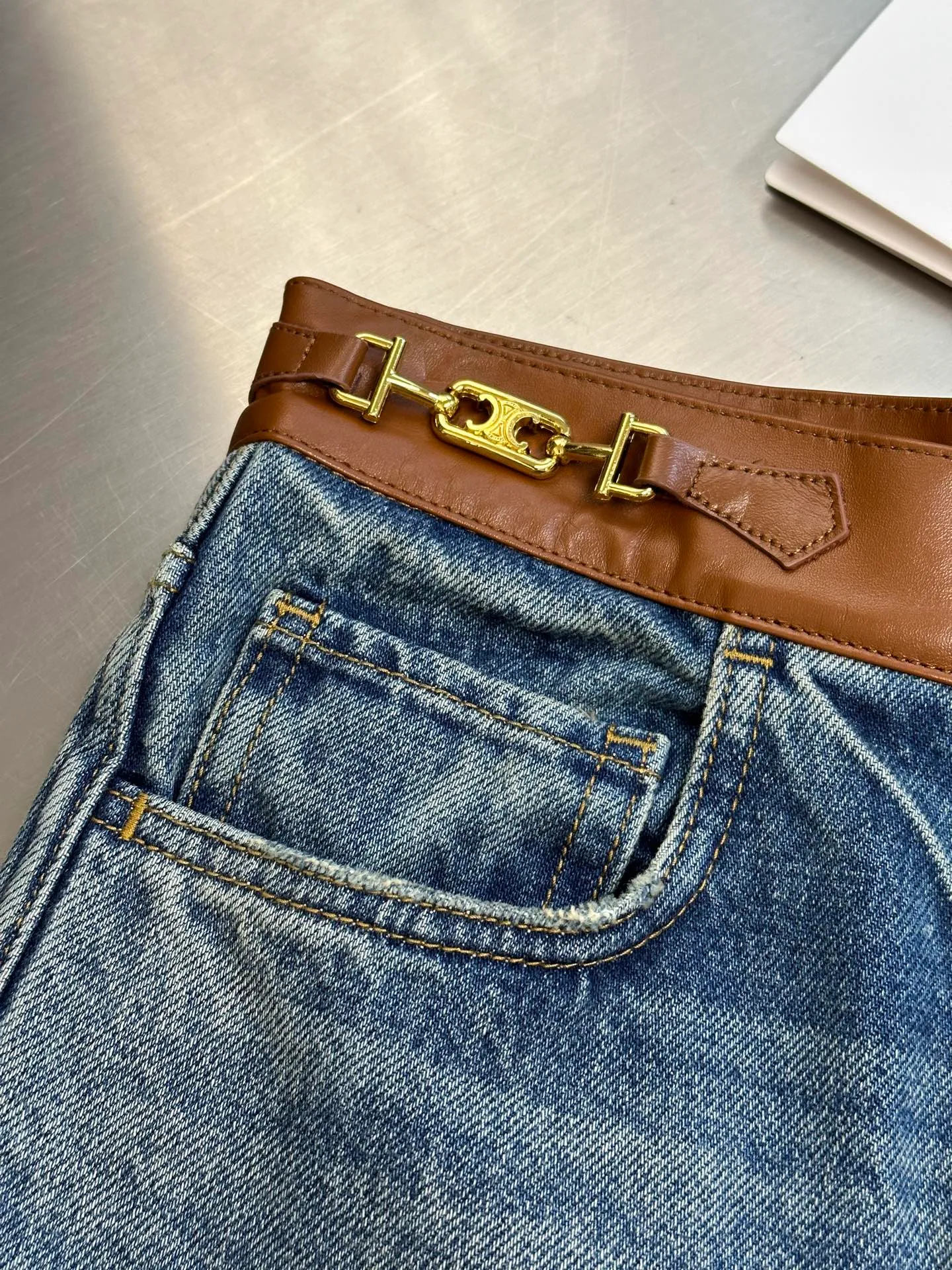 🅿️640 Celine leather-edged jeans, custom-woven and dyed Japanese denim denim fabric, 100% pure cotton yarn weaving and shipped to order. PISMO washed color with TRIOMPHE chain decoration on the waist. Leather trim size: s m l