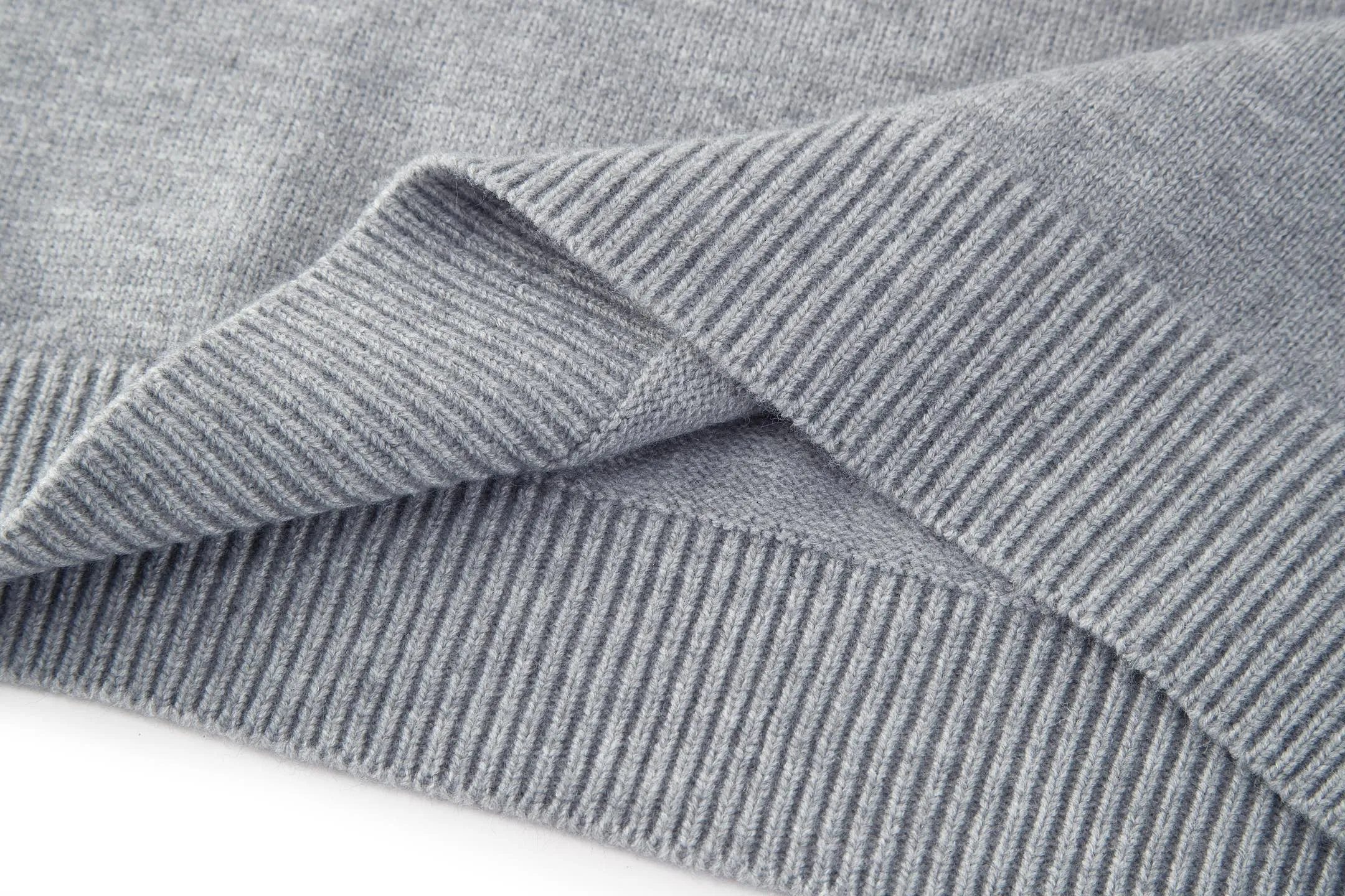 🅿️370 [Exclusive supply] Celine Arc de Triomphe embroidered logo sweater (grey). The original version was purchased and developed for 9,900. The fabric is made of 35% wool, 15% cashmere, and 50% cotton yarn. This fabric is soft and has a three-dimensional shape that won't change shape after being worn for a long time. The embroidery uses 3D three-dimensional embroidery, and the chest is embellished with the Arc de Triomphe embroidered logo. This style is machine-knitted with 7 needles, and the high-density thick stitching ensures warmth. Later process: washing and color fixation - fixed version - wool impurities. Size:S-M-L-XL
