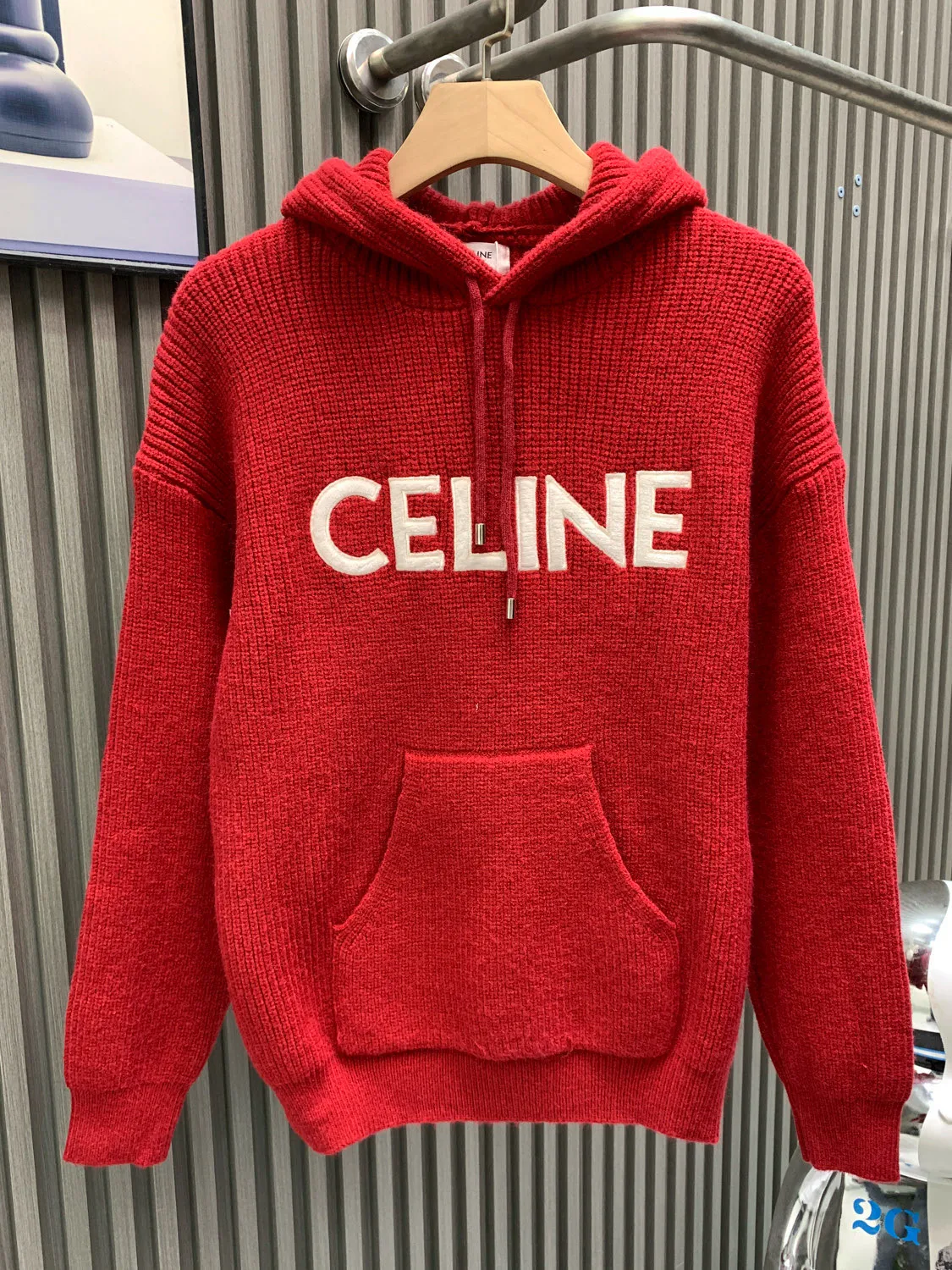 🅿️370 🀄️ Celine 25FW New Year's letter logo pullover hooded knitted sweater. Purchased from the original official website for 10500. Celine's latest autumn and winter LOGO sweater. The style is completely based on the original version. Any dress over 70cm long is the wrong version. Original 75wool 25rabbit hair. We use 50wool 20angora hair which is closest to the original. It is fluffy and skin-friendly after washing. Positive 7-needle double-ingot stitch method. Imported thickened felt cloth on the front chest is laser cut and embroidered. After embroidery, the felt must be washed with water to make it fluffy and more coordinated with the clothes. Thin felt is used for embroidery in the market.