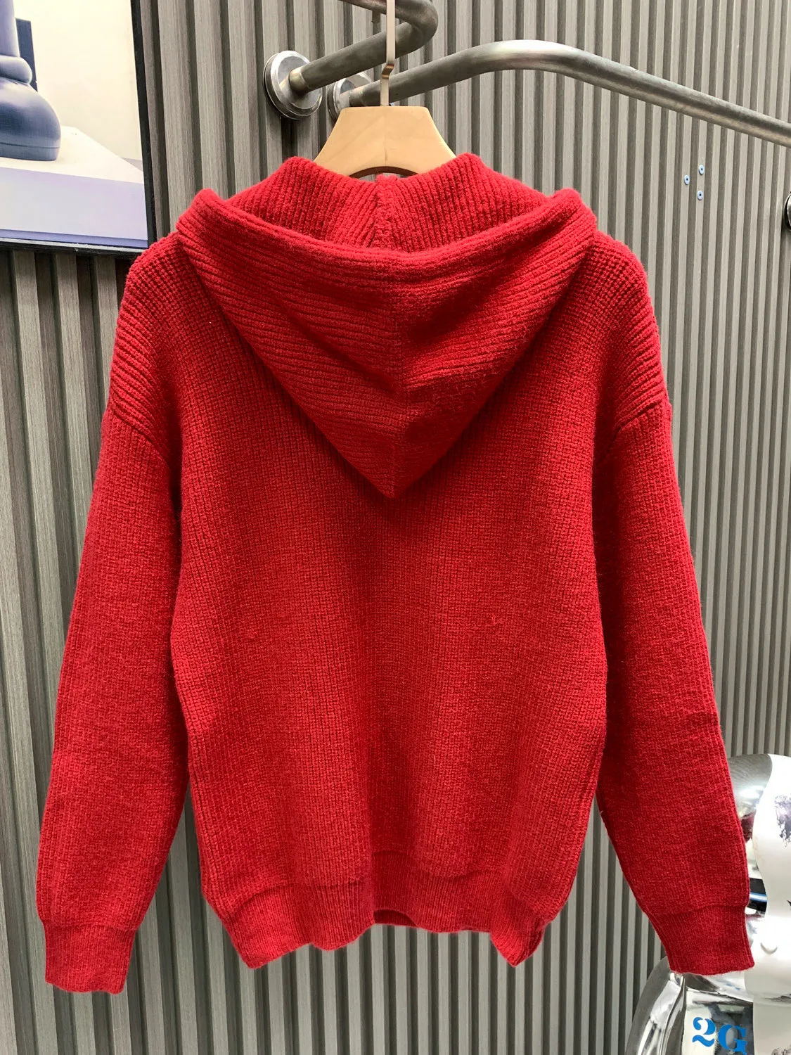 🅿️370 🀄️ Celine 25FW New Year's letter logo pullover hooded knitted sweater. Purchased from the original official website for 10500. Celine's latest autumn and winter LOGO sweater. The style is completely based on the original version. Any dress over 70cm long is the wrong version. Original 75wool 25rabbit hair. We use 50wool 20angora hair which is closest to the original. It is fluffy and skin-friendly after washing. Positive 7-needle double-ingot stitch method. Imported thickened felt cloth on the front chest is laser cut and embroidered. After embroidery, the felt must be washed with water to make it fluffy and more coordinated with the clothes. Thin felt is used for embroidery in the market.