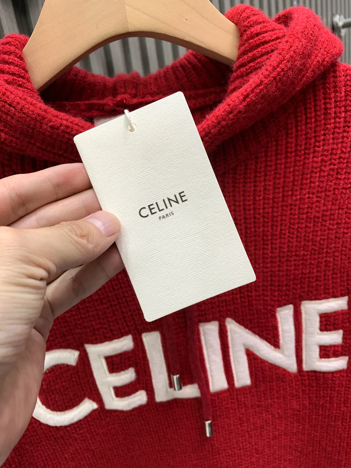 🅿️370 🀄️ Celine 25FW New Year's letter logo pullover hooded knitted sweater. Purchased from the original official website for 10500. Celine's latest autumn and winter LOGO sweater. The style is completely based on the original version. Any dress over 70cm long is the wrong version. Original 75wool 25rabbit hair. We use 50wool 20angora hair which is closest to the original. It is fluffy and skin-friendly after washing. Positive 7-needle double-ingot stitch method. Imported thickened felt cloth on the front chest is laser cut and embroidered. After embroidery, the felt must be washed with water to make it fluffy and more coordinated with the clothes. Thin felt is used for embroidery in the market.