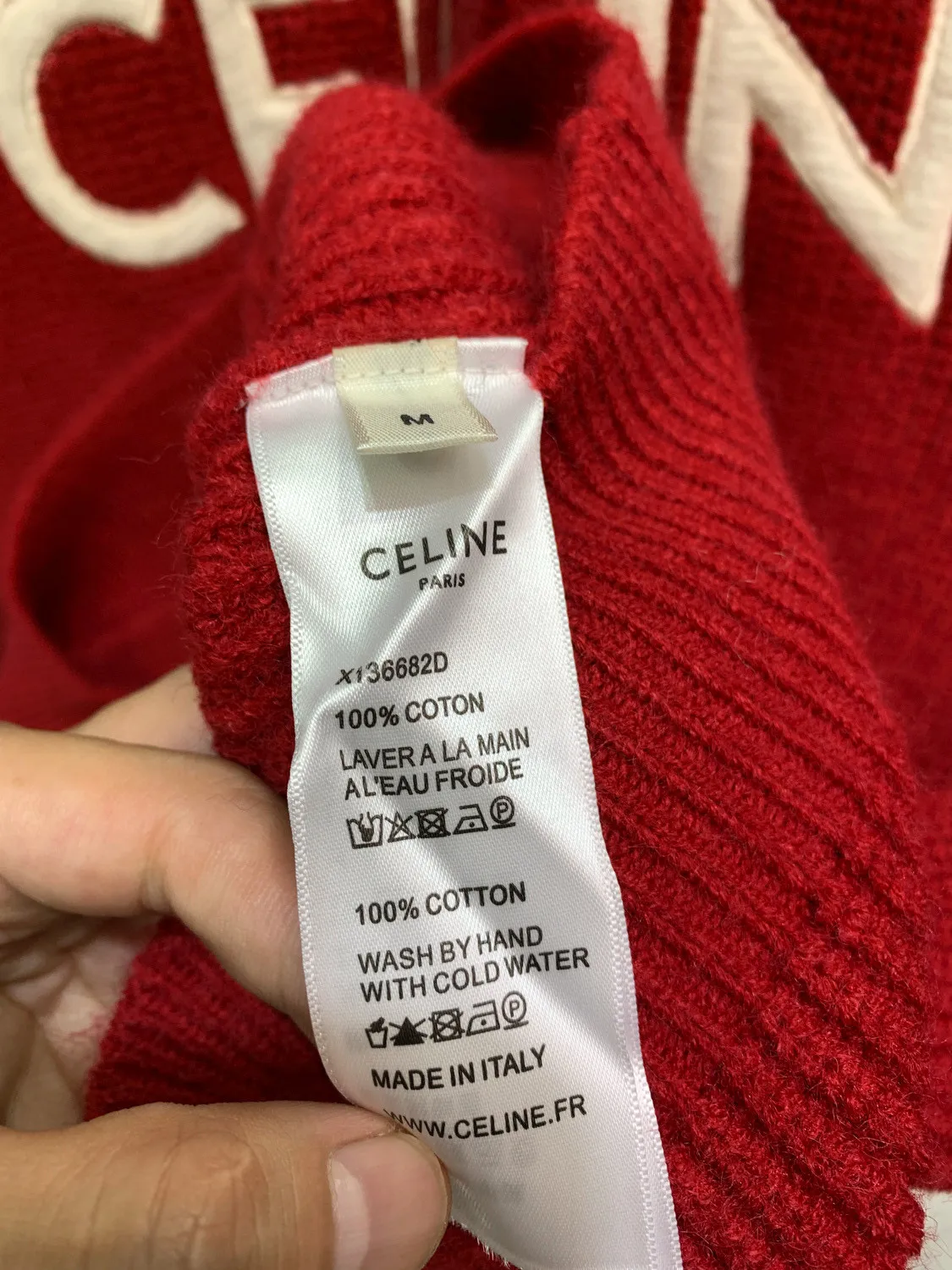 🅿️370 🀄️ Celine 25FW New Year's letter logo pullover hooded knitted sweater. Purchased from the original official website for 10500. Celine's latest autumn and winter LOGO sweater. The style is completely based on the original version. Any dress over 70cm long is the wrong version. Original 75wool 25rabbit hair. We use 50wool 20angora hair which is closest to the original. It is fluffy and skin-friendly after washing. Positive 7-needle double-ingot stitch method. Imported thickened felt cloth on the front chest is laser cut and embroidered. After embroidery, the felt must be washed with water to make it fluffy and more coordinated with the clothes. Thin felt is used for embroidery in the market.