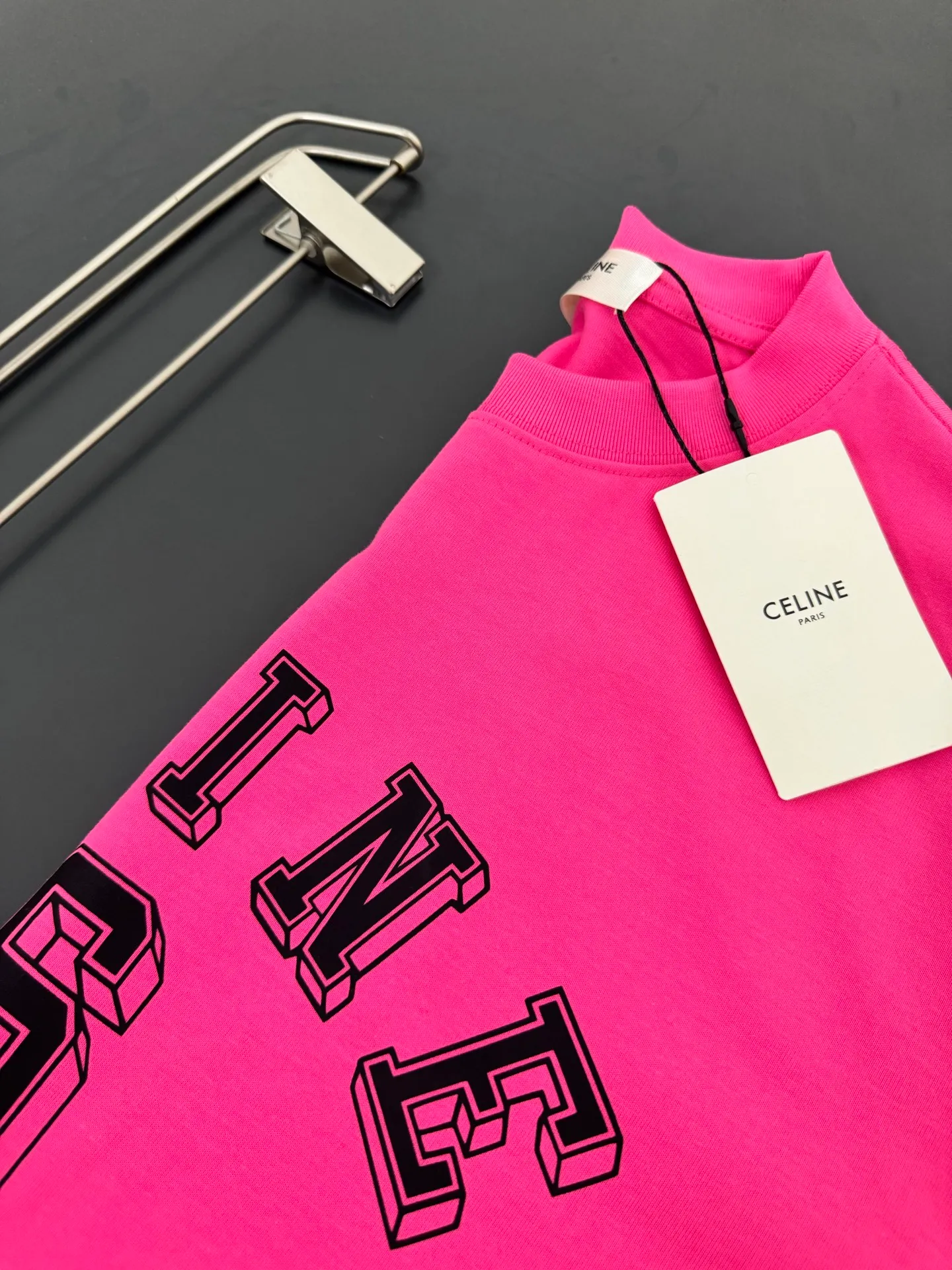 🅿️200 CELINE* Celine* 320g heavyweight pure cotton T-shirt with loose fit and three-dimensional printed logo design. Spring and summer new round neck fashionable short-sleeved T-shirt. Comfortable against the skin, durable and easy to wear. Meticulous original craftsmanship, a must-have for casual and versatile colors. Color: white, black, rose. Size: S M L XL XXL