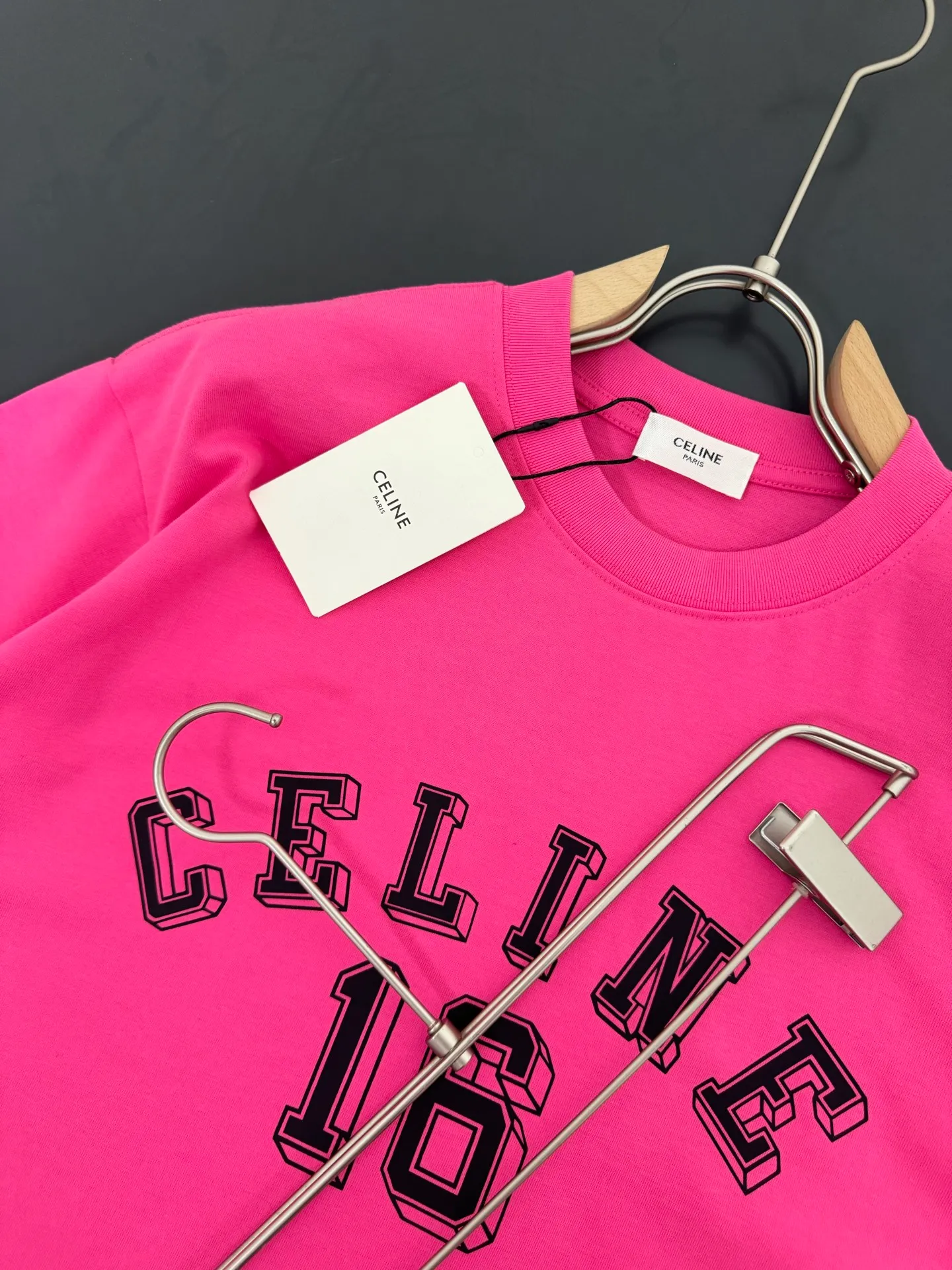 🅿️200 CELINE* Celine* 320g heavyweight pure cotton T-shirt with loose fit and three-dimensional printed logo design. Spring and summer new round neck fashionable short-sleeved T-shirt. Comfortable against the skin, durable and easy to wear. Meticulous original craftsmanship, a must-have for casual and versatile colors. Color: white, black, rose. Size: S M L XL XXL