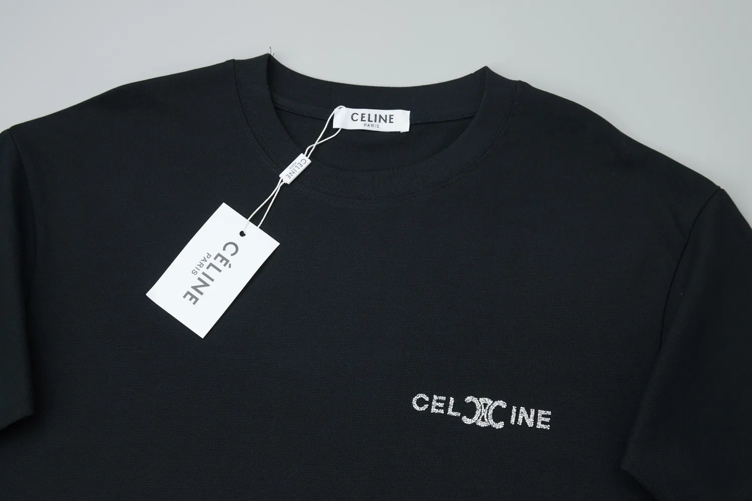 🅿️200 ✨CEL✨🆕25SS spring and summer new short-sleeved style, light luxury, a must-have item for daily commuting for men and women, correct version, welcome to compare, detailed features · 260g 100% pure cotton double yarn jersey fabric · Custom dyed in the same cylinder, special thickened 32 double-ply 1X1 threads · Double-needle stitching and cross-stitch technology · Original main mark, washed tag, brand moisture-proof paper packaging Color: black/white Size: S/M/L/XL