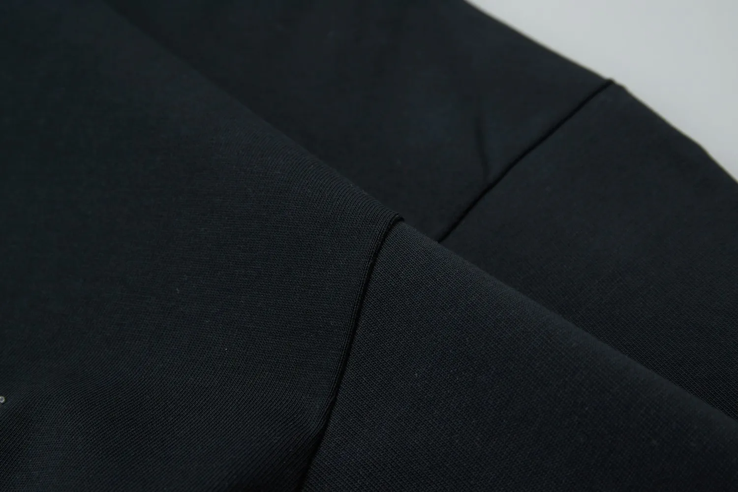 🅿️200 ✨CEL✨🆕25SS spring and summer new short-sleeved style, light luxury, a must-have item for daily commuting for men and women, correct version, welcome to compare, detailed features · 260g 100% pure cotton double yarn jersey fabric · Custom dyed in the same cylinder, special thickened 32 double-ply 1X1 threads · Double-needle stitching and cross-stitch technology · Original main mark, washed tag, brand moisture-proof paper packaging Color: black/white Size: S/M/L/XL