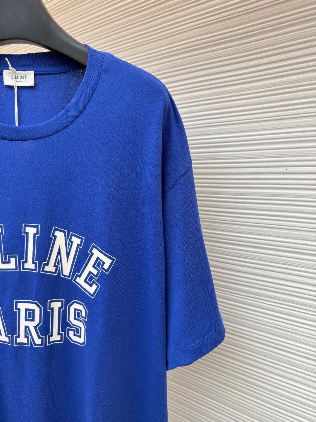 Celine Paris printed short sleeves ●Original version: Purchased and developed for 5100 ●Item No.: 1682349-X90 ●Fabric: Liquid Nitrogen Yayun plain weave fabric ●Technology: Glue printing production ●Color: Blue ●Version: Fitted version ●Weight: about 285 grams ●Size: S-M-L-XL ●Description: Customized Liquid Nitrogen Yayun plain weave fabric, soft to the touch, comfortable and skin-friendly, based on Klein blue, dynamic and energetic, fresh and elegant The iconic CELINE PARIS print is embellished on the chest, making it highly recognizable and showing a luxurious texture in a low-key manner. It uses minimalism to define timeless fashion. Glue printing is used. The chest printing is modified by the film screen three times. The glue liquid paint is used to print the pattern on the fabric. The fabric is baked to fix the printed pattern. The fabrics have been washed to give them a better feel and texture. They are not easy to deform, shrink or fade, and maintain their long-lasting beauty. The overall wiring is straight and delicate, the fabric is comfortable and soft, and the color is consistent without color difference. It can be matched with the same style to create a fashionable look and control various occasions. Customized accessories, complete with three standards, same style for men and women!