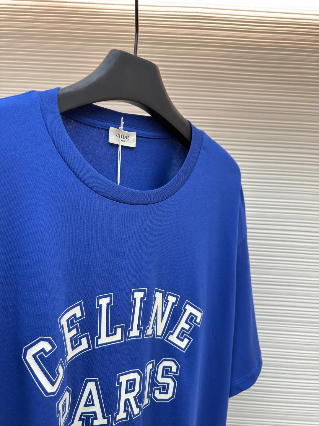 Celine Paris printed short sleeves ●Original version: Purchased and developed for 5100 ●Item No.: 1682349-X90 ●Fabric: Liquid Nitrogen Yayun plain weave fabric ●Technology: Glue printing production ●Color: Blue ●Version: Fitted version ●Weight: about 285 grams ●Size: S-M-L-XL ●Description: Customized Liquid Nitrogen Yayun plain weave fabric, soft to the touch, comfortable and skin-friendly, based on Klein blue, dynamic and energetic, fresh and elegant The iconic CELINE PARIS print is embellished on the chest, making it highly recognizable and showing a luxurious texture in a low-key manner. It uses minimalism to define timeless fashion. Glue printing is used. The chest printing is modified by the film screen three times. The glue liquid paint is used to print the pattern on the fabric. The fabric is baked to fix the printed pattern. The fabrics have been washed to give them a better feel and texture. They are not easy to deform, shrink or fade, and maintain their long-lasting beauty. The overall wiring is straight and delicate, the fabric is comfortable and soft, and the color is consistent without color difference. It can be matched with the same style to create a fashionable look and control various occasions. Customized accessories, complete with three standards, same style for men and women!