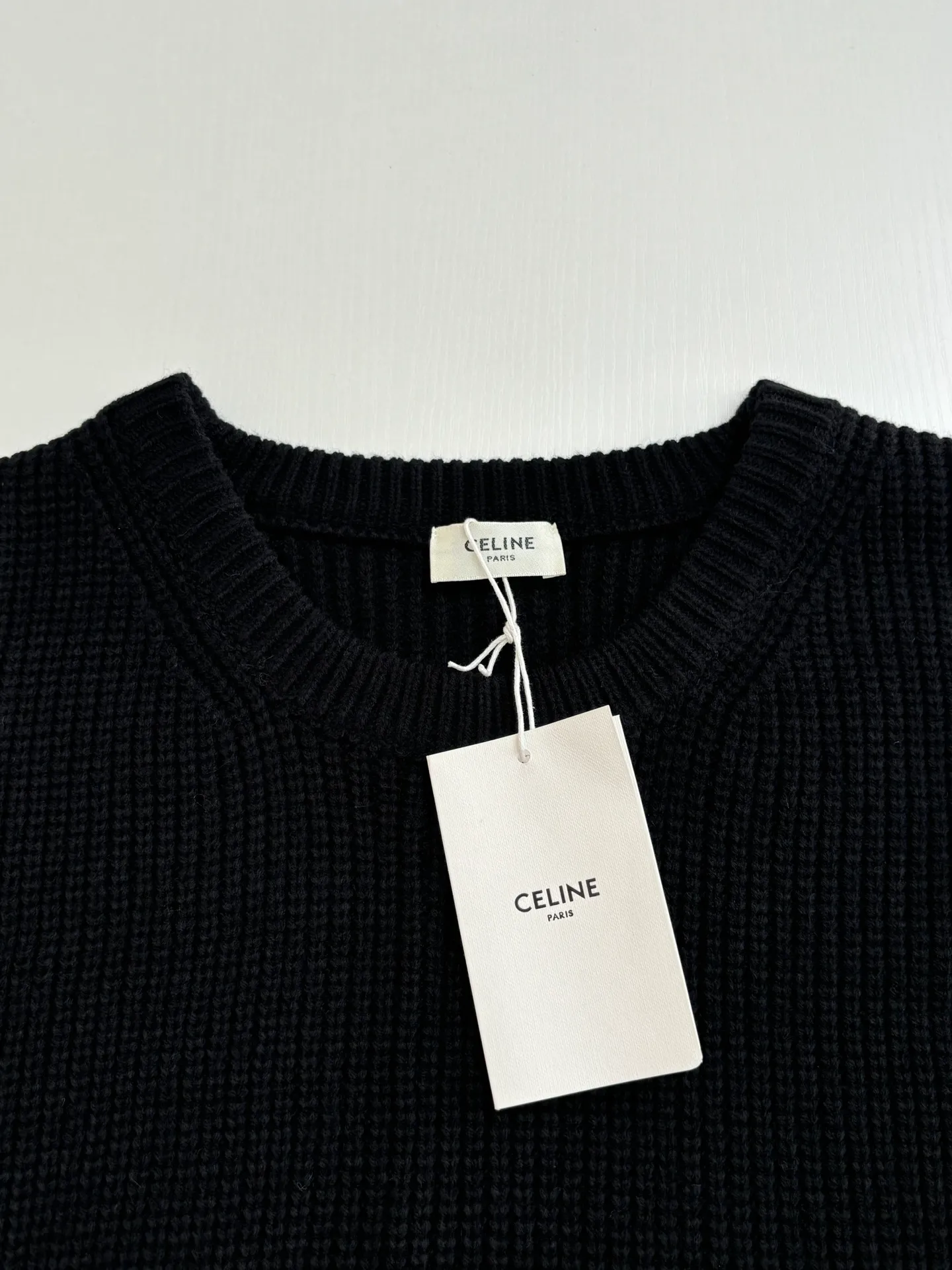 🅿️450 Celine*/Celine 25FW patchwork crew neck sweater. The original purchase is 10,500. The pattern is completely based on the original version on the market. Those with lengths over 73 are incorrect. The fabric is made of 75 wool and 25 angora rabbit hair, which is closest to the original, and the weight is 700 grams. After washing, it is fluffy and skin-friendly. It is made of imported Stoll weaving with clear texture. It is a 7-needle double ingot stitch. The imported thickened felt cloth on the front chest is laser cut and embroidered. The felt must be washed after embroidery so that the felt will fluff and match the clothes. Most embroidery on the market uses thin felt and cannot be washed.  Size：S/M/L