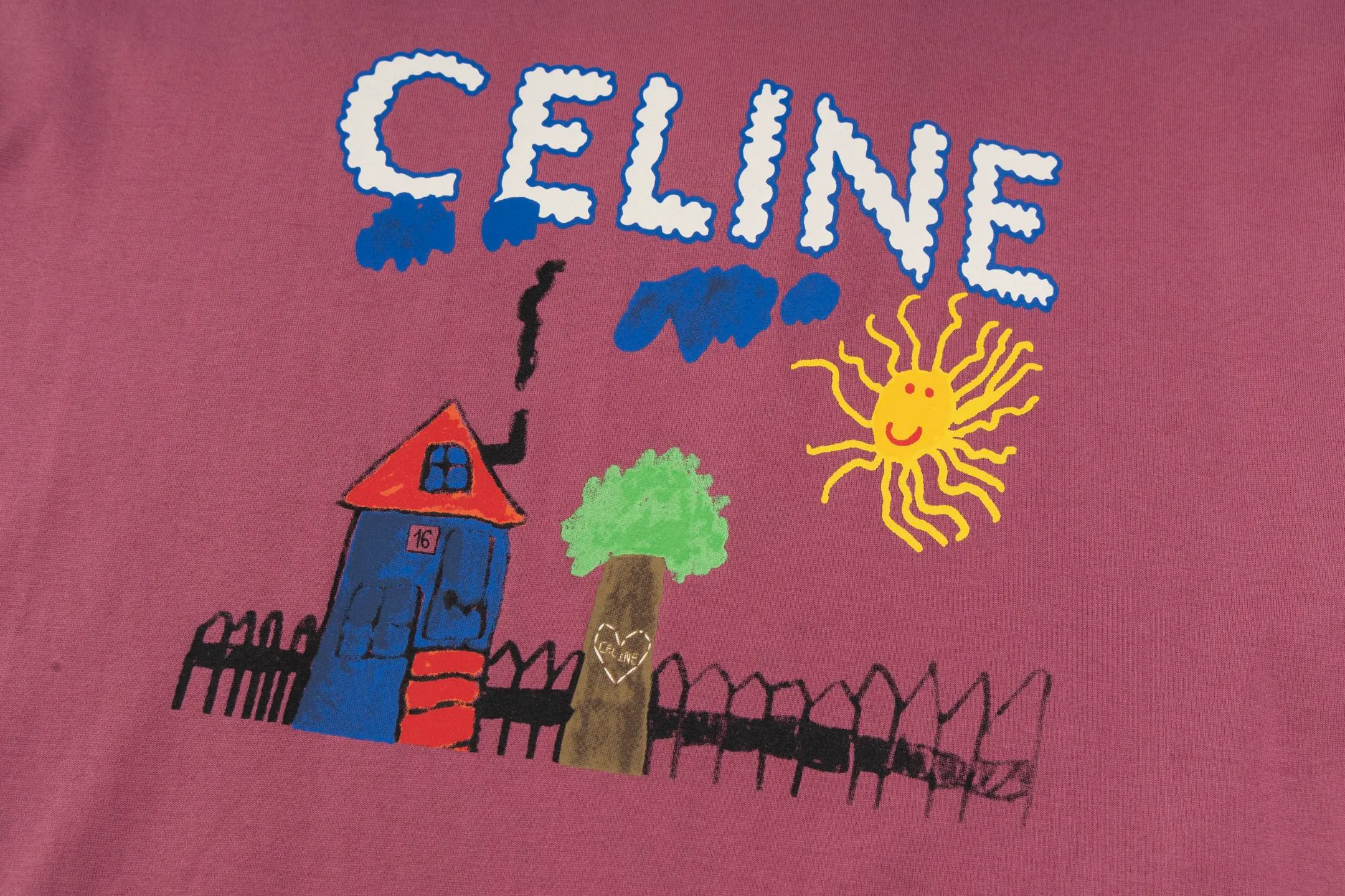 🅿️260 [Exclusive supply] Celine childlike graffiti printed short-sleeves (pink). The fabric is made of 50S 165g double-ply plain fabric, and the rib is made of 32S 300g 2×2 stretch rib. 50S double-strand mercerized cotton fabric adopts fine yarn selection, unique mercerization treatment, advanced weaving technology, and environmentally friendly dyeing and finishing processes. Double-strand mercerized cotton fabric has excellent moisture absorption and breathability. Its good elasticity and wrinkle resistance make the fabric less likely to deform during wearing and washing, and is easy to care for. The high-elastic glue has good stretchability and resilience to ensure that the printed pattern can still return to its original shape after stretching; at the same time, the glue has strong adhesion and can be firmly attached to the fabric and not easy to fall off. It also needs to have excellent washability and lightfastness to ensure that the printed pattern can maintain bright colors after long-term use and exposure to light. Dot penetration printing uses a specific printing process to achieve precise positioning and penetration of multiple colors on the fabric, while paying attention to the use of environmentally friendly materials. The color paste is evenly printed on the fabric, and the precise arrangement of dots and accurate color restoration are achieved by controlling the process conditions. Size:XS-S-M-L