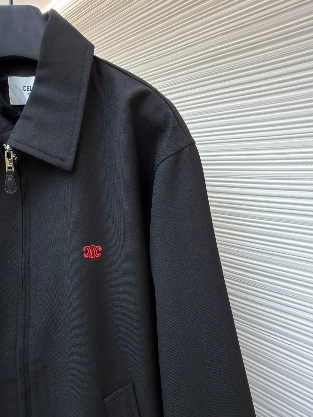 Celine embroidered Arc de Triomphe zipper cadre jacket ●Original version: Purchased and developed for 19500 ●Item number: 1681607-A90 ●Fabric: combed cotton fabric ●Technology: embroidery production ●Color: black ●Version: fitted version ●Weight: about 730 grams ●Size: S-M-L-XL ●Description: Made of 32-count combed cotton fabric, custom-woven with 60% wool content. Double layer composite thickening, weight is about 400 grams. Lined with high-density spun lining. The zipper uses electroplated hardware and bright silver pull bars, and the zipper uses European-style imported zippers, decorated with composite cowhide sliders. The embroidery uses 3D three-dimensional embroidery, and the chest is embellished with Arc de Triomphe embroidery. Add a touch of simple, high-end style. The shirt collar is made of double layers and ironed to make the upper body of the clothes more three-dimensional. The entire garment is made using a special machine. Fabric: 62% wool, 38% cotton Lining: 100% viscose Pocket lining: 100% cotton TRIOMPHE embroidered loose fit shirt collar, 2 slant suit pockets Elastic waistband and cuffs, zipper closure with TRIOMPHE embossed leather zipper pullers. The overall wiring is straight and delicate, the fabric is comfortable and soft, and the color is consistent without color difference. It can be matched with the same style to create a fashionable look and control various occasions. Customized accessories, complete with three standards, same style for men and women!
