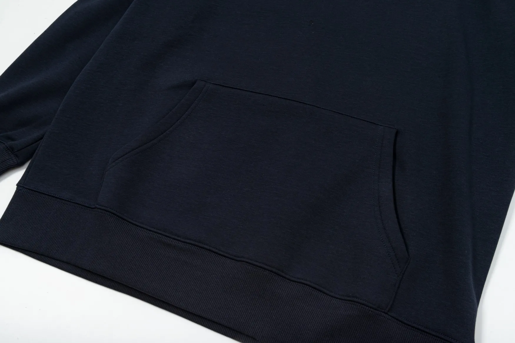 🅿️340 CELINE autumn and winter velvet hooded sweatshirt. The fabric is comfortable and soft. Composite Austrian velvet, fine workmanship. It also brings the trend of special craftsmanship, custom dyeing, complete with three standards. Non-market ordinary version. Compare at will. Quality is absolutely guaranteed. Color: black, white, navy blue. Size: S M L XL [Style No. A3331]