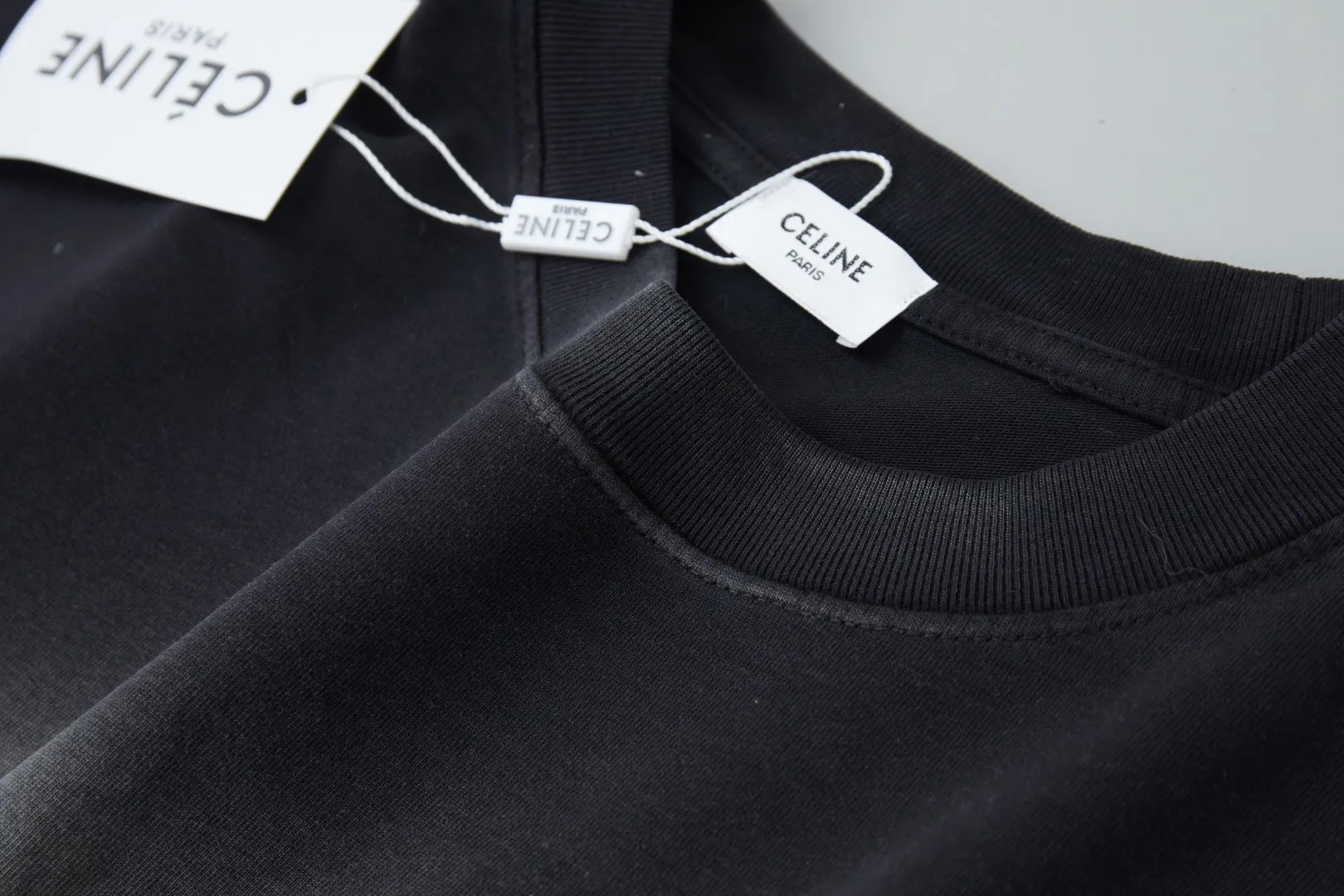 🅿️280 ✨CEL✨🆕25SS spring and summer new style Distressed printed short sleeves Light luxury Essential item for daily commuting for men and women Correct version Welcome to compare Detailed features · 280g 100% pure cotton double yarn jersey fabric · Custom dyed in the same cylinder, special thickened 32 count double-strand 1X1 thread · Crushed diamond pressed glue. Ready-made garments are dyed. Then do the faded fried snowflake process and then wash it to make it look old. Common washing improves the effect · Double-needle stitching and cross-stitch process · Original main mark washed tag brand moisture-proof paper packaging Color: black/white Size: S/M/L/XL