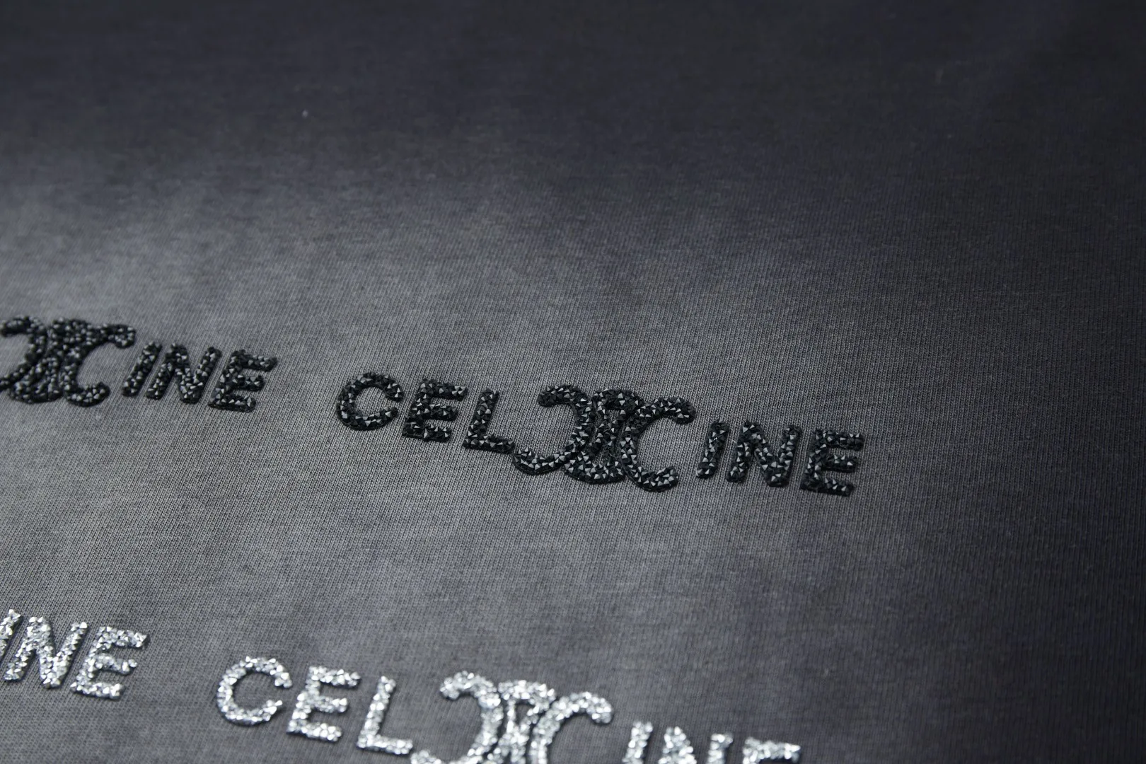 🅿️280 ✨CEL✨🆕25SS spring and summer new style Distressed printed short sleeves Light luxury Essential item for daily commuting for men and women Correct version Welcome to compare Detailed features · 280g 100% pure cotton double yarn jersey fabric · Custom dyed in the same cylinder, special thickened 32 count double-strand 1X1 thread · Crushed diamond pressed glue. Ready-made garments are dyed. Then do the faded fried snowflake process and then wash it to make it look old. Common washing improves the effect · Double-needle stitching and cross-stitch process · Original main mark washed tag brand moisture-proof paper packaging Color: black/white Size: S/M/L/XL