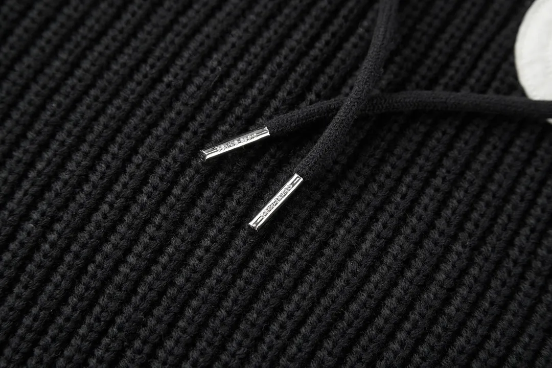 🅿️560 [Exclusive supply] Celine 22FW patch hooded sweater (black) The original version was purchased and developed for 12,500. The fabric is made of 75 wool 25 angora rabbit fur that is closest to the original version. It is made of customized expanded blended wool. The upper body is comfortable and soft, and the weight is 700 grams. It is made of imported Stoll weaving with clear texture and 7-needle double ingot stitching method. The imported thickened felt cloth on the front chest is embroidered with letters using laser embroidery technology. High-energy laser beams are used for fine cutting and embroidery on the fabric. The letter material is made of wool superfiber positioning laser embroidery, which combines the strength of wool. Natural softness and durability of microfiber, the laser beam is used to precisely embroider at designated positions to achieve a highly precise embroidery effect. The letters have smooth lines and clear edges. The felt must be washed after embroidery to make it fluffy and more coordinated with the clothes. Thin felt is used for embroidery on the market and cannot be washed. Customized letter engraved white alloy tail clip, custom-woven and dyed cotton textured round rope, complete three-label accessories, OS loose version design, different from the market version. Size:S-M-L