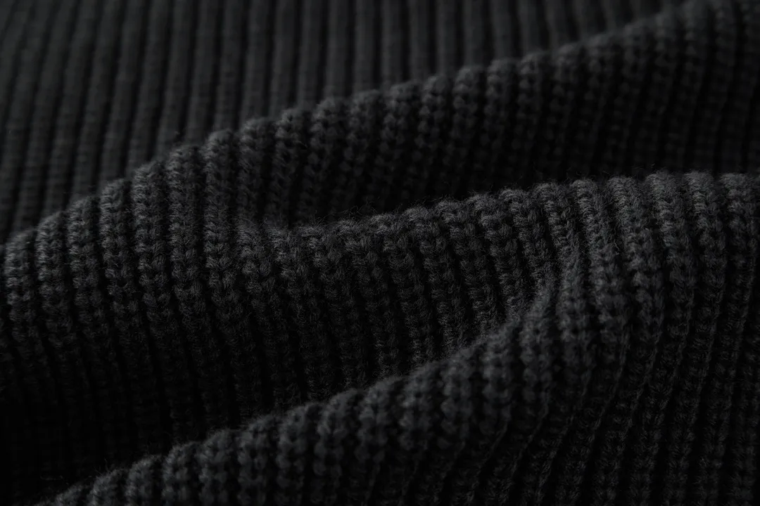 🅿️560 [Exclusive supply] Celine 22FW patch hooded sweater (black) The original version was purchased and developed for 12,500. The fabric is made of 75 wool 25 angora rabbit fur that is closest to the original version. It is made of customized expanded blended wool. The upper body is comfortable and soft, and the weight is 700 grams. It is made of imported Stoll weaving with clear texture and 7-needle double ingot stitching method. The imported thickened felt cloth on the front chest is embroidered with letters using laser embroidery technology. High-energy laser beams are used for fine cutting and embroidery on the fabric. The letter material is made of wool superfiber positioning laser embroidery, which combines the strength of wool. Natural softness and durability of microfiber, the laser beam is used to precisely embroider at designated positions to achieve a highly precise embroidery effect. The letters have smooth lines and clear edges. The felt must be washed after embroidery to make it fluffy and more coordinated with the clothes. Thin felt is used for embroidery on the market and cannot be washed. Customized letter engraved white alloy tail clip, custom-woven and dyed cotton textured round rope, complete three-label accessories, OS loose version design, different from the market version. Size:S-M-L