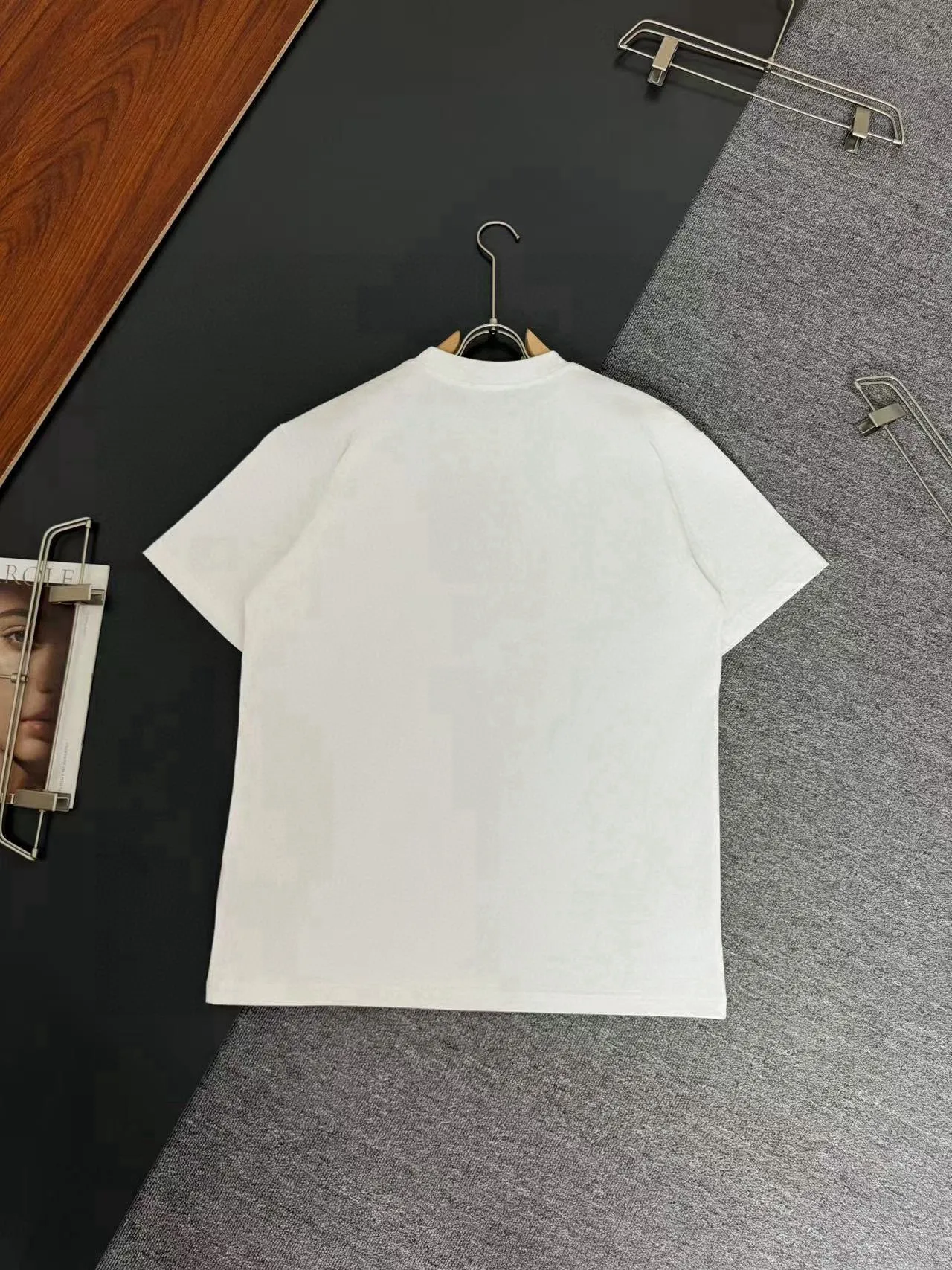🅿️200 CELINE* Celine* 320g heavyweight pure cotton T-shirt with loose fit and three-dimensional printed logo design. Spring and summer new round neck fashionable short-sleeved T-shirt. Comfortable against the skin, durable and easy to wear. Meticulous original craftsmanship, a must-have for casual and versatile colors. Color: white, black, rose. Size: S M L XL XXL