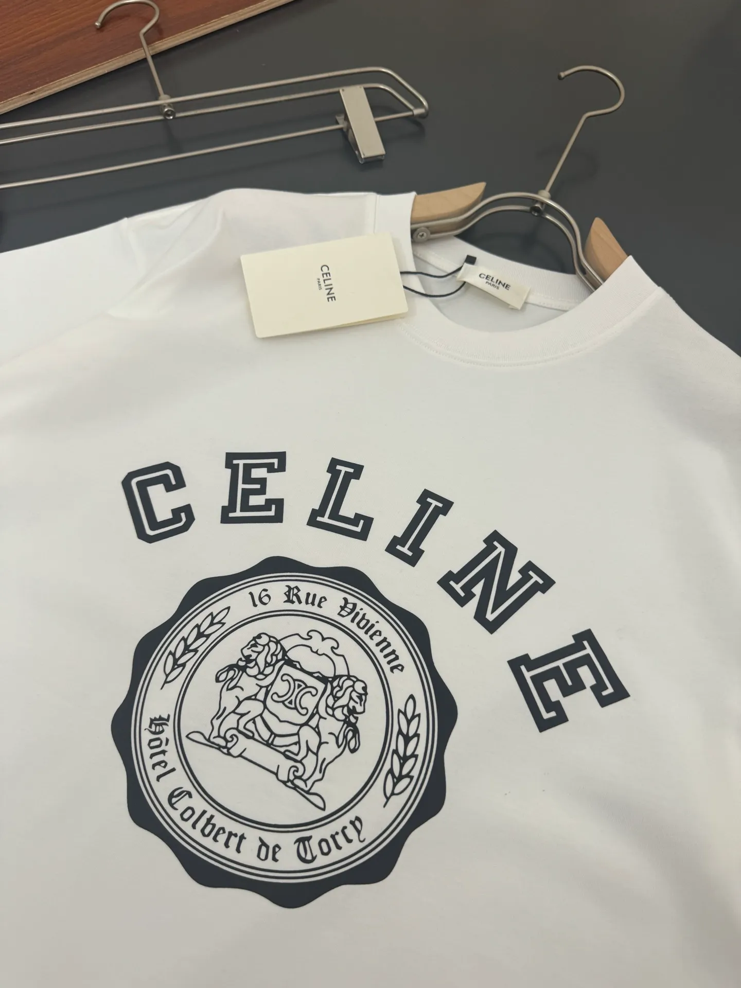🅿️200 CELINE* Celine* 320g heavyweight pure cotton T-shirt with loose fit and three-dimensional printed logo design. Spring and summer new round neck fashionable short-sleeved T-shirt. Comfortable against the skin, durable and easy to wear. Meticulous original craftsmanship, a must-have for casual and versatile colors. Color: white, black, rose. Size: S M L XL XXL