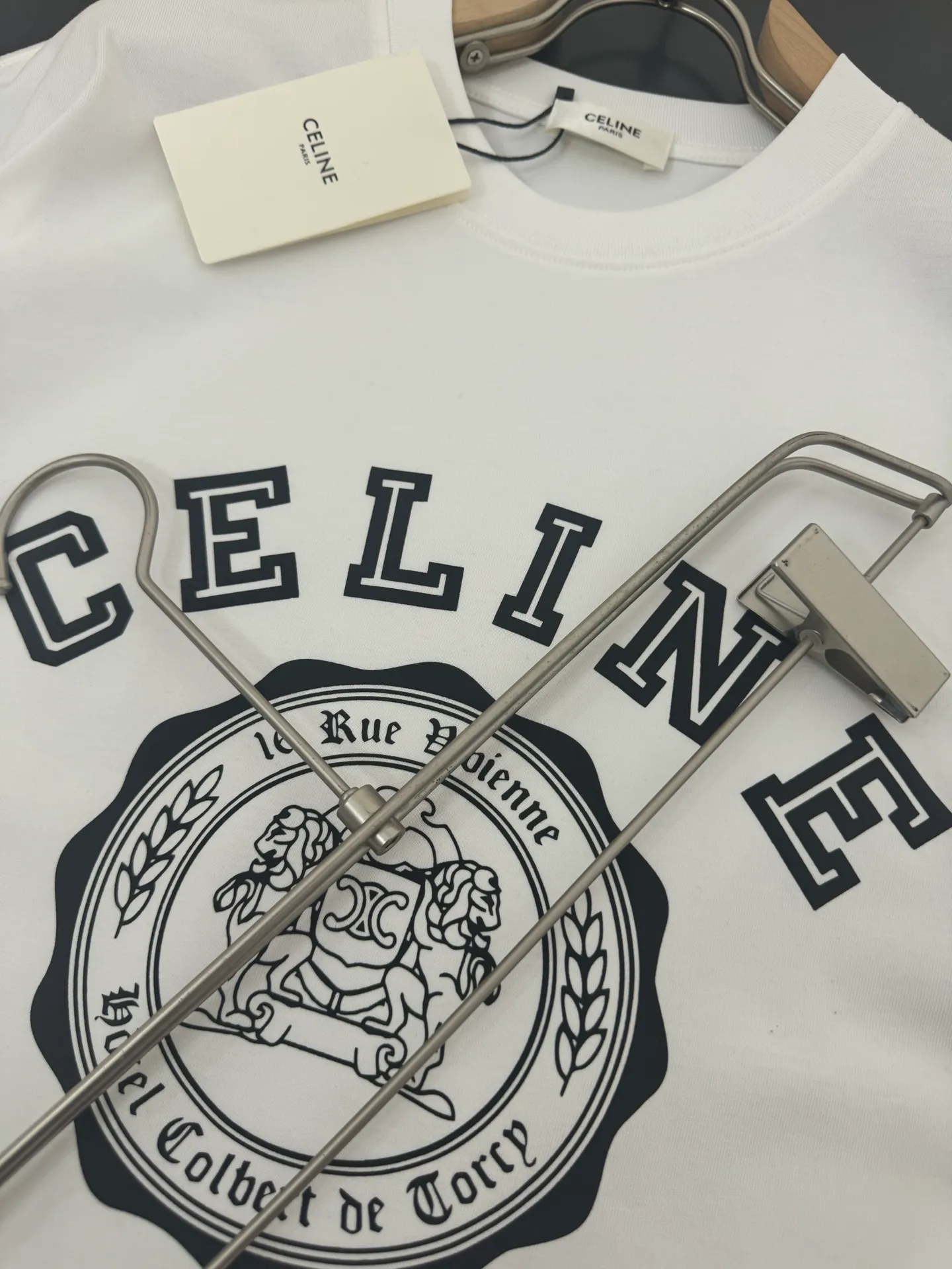 🅿️200 CELINE* Celine* 320g heavyweight pure cotton T-shirt with loose fit and three-dimensional printed logo design. Spring and summer new round neck fashionable short-sleeved T-shirt. Comfortable against the skin, durable and easy to wear. Meticulous original craftsmanship, a must-have for casual and versatile colors. Color: white, black, rose. Size: S M L XL XXL