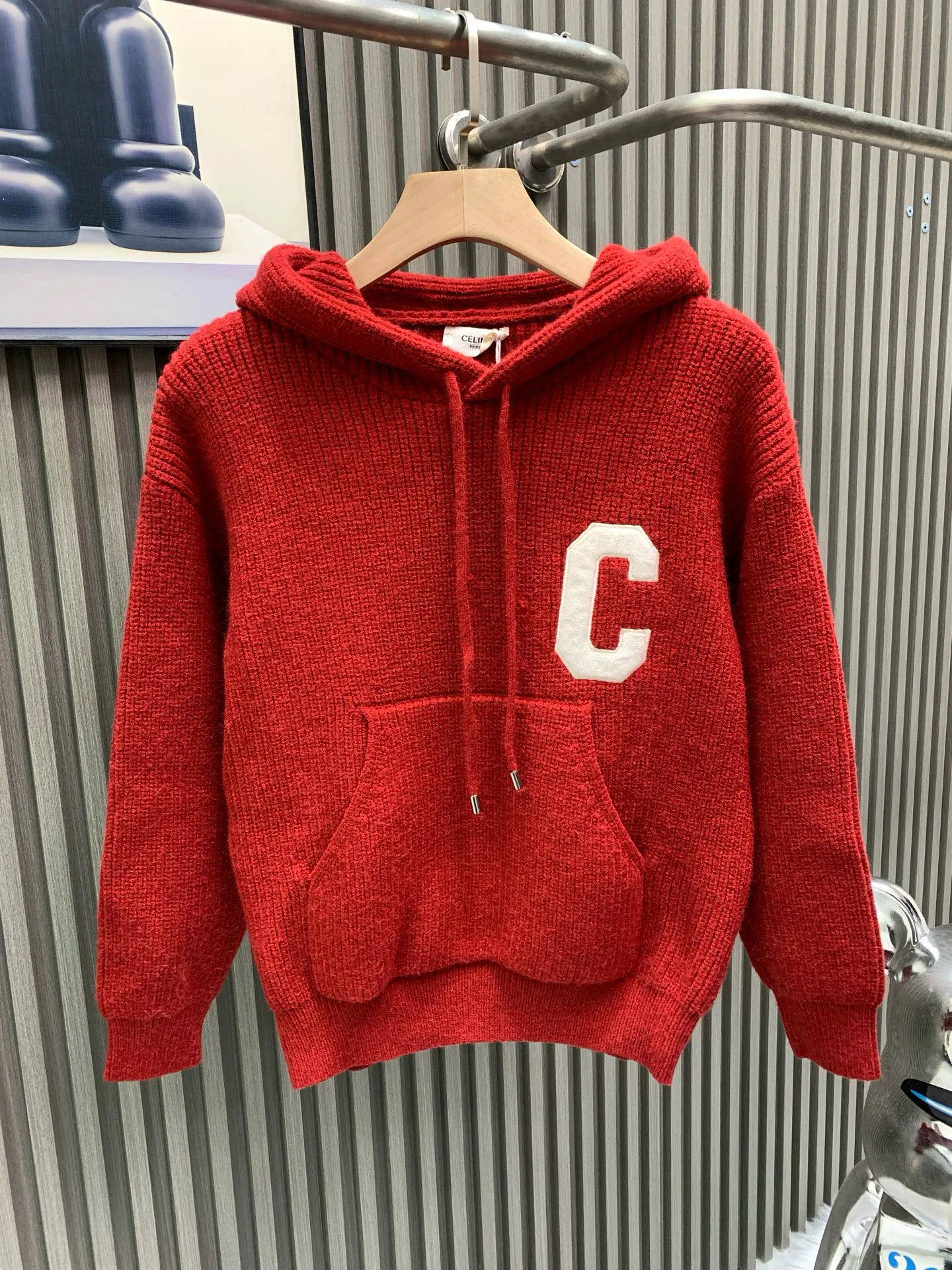 🅿️400 🀄️ Celine Celine ce25FW Autumn and Winter New Year's New Style C Letter Embroidered Fashionable Casual Warm Knitted Sweater. The surface of the fabric has a three-dimensional vertical stripe texture. It is delicate, clear and shiny. It feels comfortable and skin-friendly. It is a high-end luxury fabric that can be distinguished at a glance. It is different from ordinary versions on the market. It is a very eye-catching and fashionable classic item that will not go out of style. Good warmth and comfort. Easily cope with low temperature climate. Let style and temperature coexist! The classic contrast between the chest and the back of the body is the C letter logo. It is made with three-dimensional embroidery technology. It forms a striking contrast with the body of the body, adding visual layering while showing an extremely luxurious charm. You will definitely fall in love with it instantly after you get it.