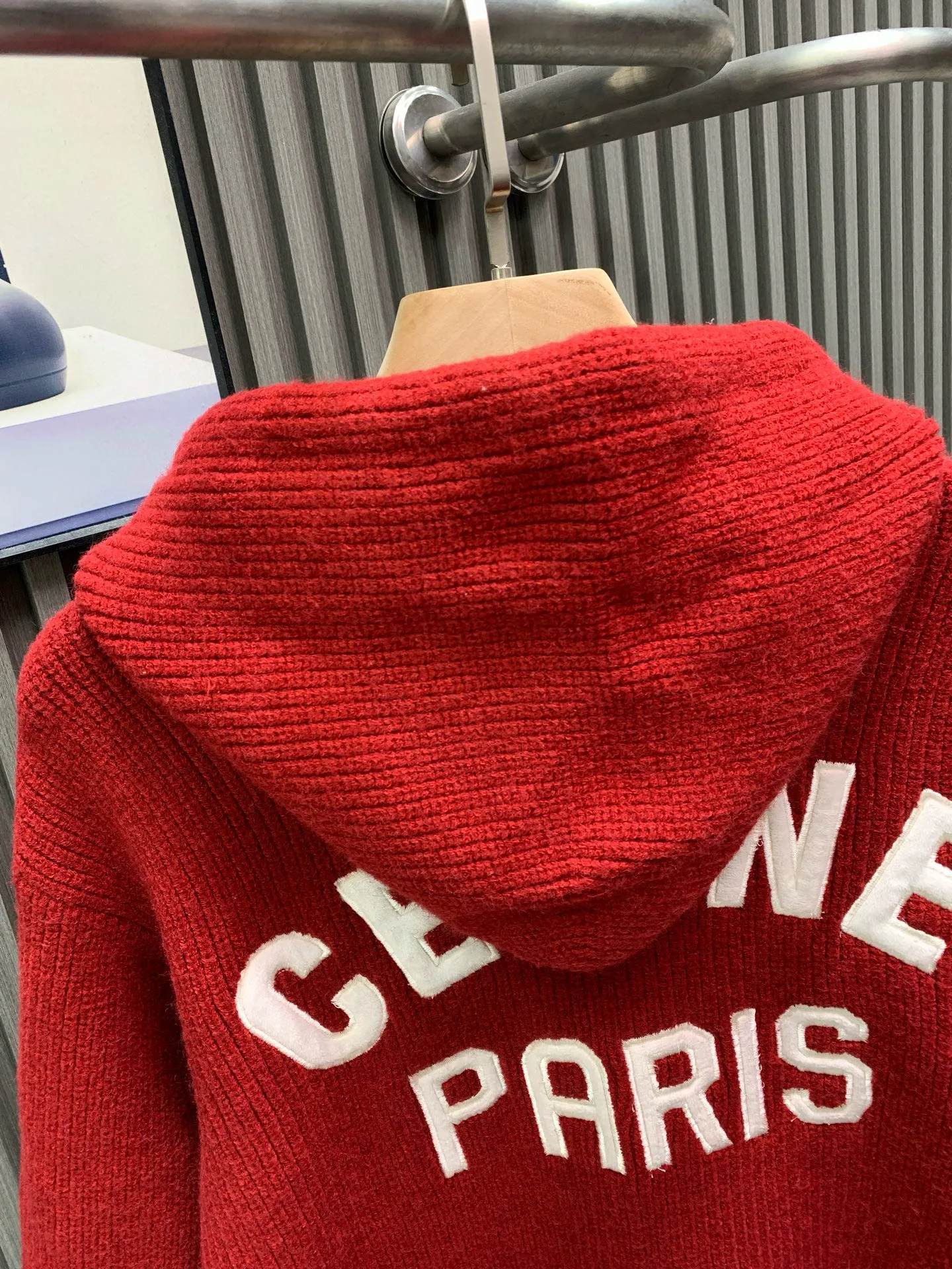 🅿️400 🀄️ Celine Celine ce25FW Autumn and Winter New Year's New Style C Letter Embroidered Fashionable Casual Warm Knitted Sweater. The surface of the fabric has a three-dimensional vertical stripe texture. It is delicate, clear and shiny. It feels comfortable and skin-friendly. It is a high-end luxury fabric that can be distinguished at a glance. It is different from ordinary versions on the market. It is a very eye-catching and fashionable classic item that will not go out of style. Good warmth and comfort. Easily cope with low temperature climate. Let style and temperature coexist! The classic contrast between the chest and the back of the body is the C letter logo. It is made with three-dimensional embroidery technology. It forms a striking contrast with the body of the body, adding visual layering while showing an extremely luxurious charm. You will definitely fall in love with it instantly after you get it.