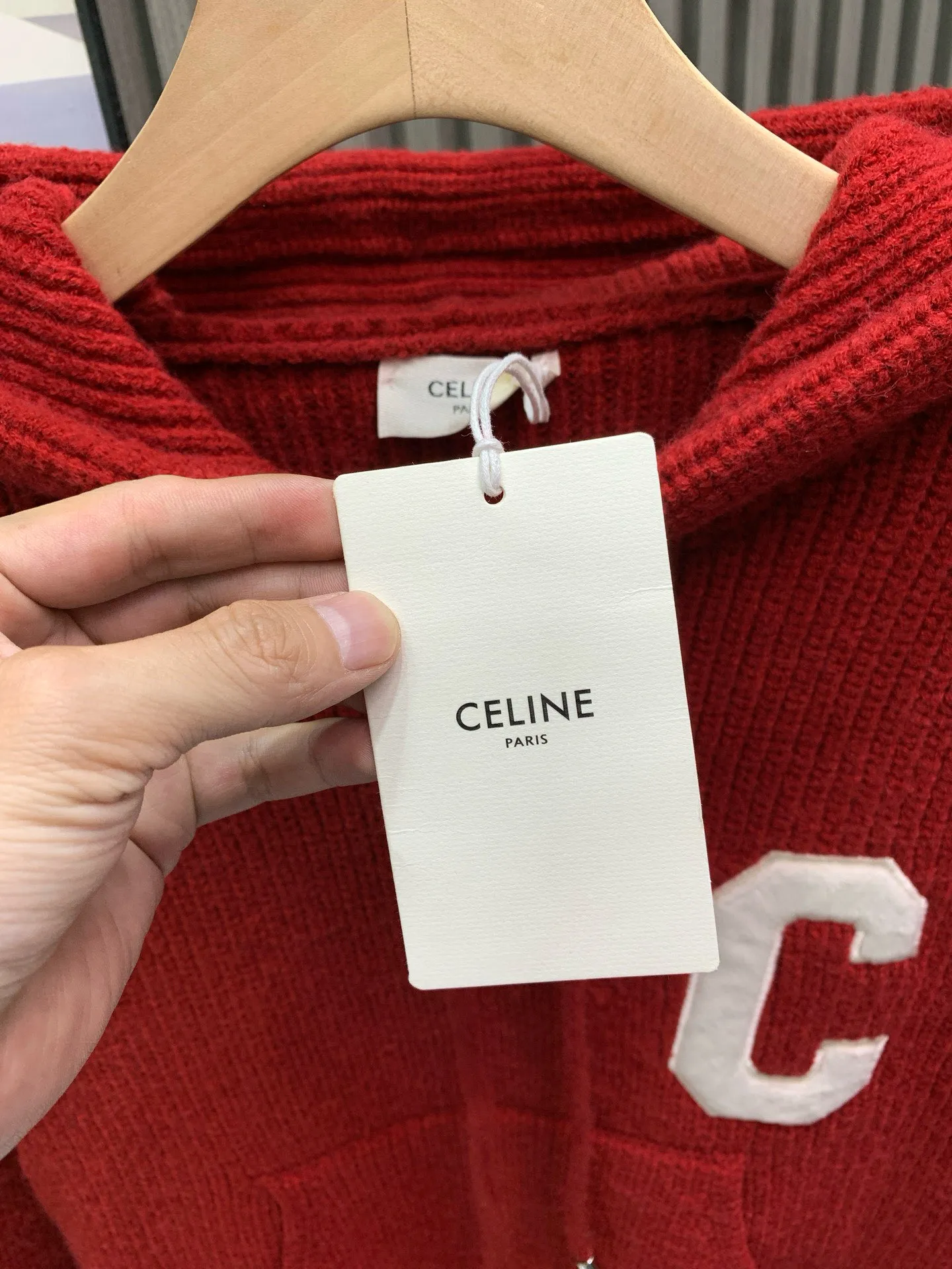 🅿️400 🀄️ Celine Celine ce25FW Autumn and Winter New Year's New Style C Letter Embroidered Fashionable Casual Warm Knitted Sweater. The surface of the fabric has a three-dimensional vertical stripe texture. It is delicate, clear and shiny. It feels comfortable and skin-friendly. It is a high-end luxury fabric that can be distinguished at a glance. It is different from ordinary versions on the market. It is a very eye-catching and fashionable classic item that will not go out of style. Good warmth and comfort. Easily cope with low temperature climate. Let style and temperature coexist! The classic contrast between the chest and the back of the body is the C letter logo. It is made with three-dimensional embroidery technology. It forms a striking contrast with the body of the body, adding visual layering while showing an extremely luxurious charm. You will definitely fall in love with it instantly after you get it.