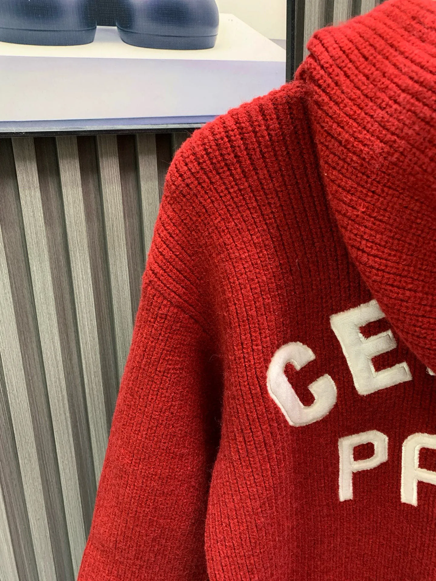 🅿️400 🀄️ Celine Celine ce25FW Autumn and Winter New Year's New Style C Letter Embroidered Fashionable Casual Warm Knitted Sweater. The surface of the fabric has a three-dimensional vertical stripe texture. It is delicate, clear and shiny. It feels comfortable and skin-friendly. It is a high-end luxury fabric that can be distinguished at a glance. It is different from ordinary versions on the market. It is a very eye-catching and fashionable classic item that will not go out of style. Good warmth and comfort. Easily cope with low temperature climate. Let style and temperature coexist! The classic contrast between the chest and the back of the body is the C letter logo. It is made with three-dimensional embroidery technology. It forms a striking contrast with the body of the body, adding visual layering while showing an extremely luxurious charm. You will definitely fall in love with it instantly after you get it.