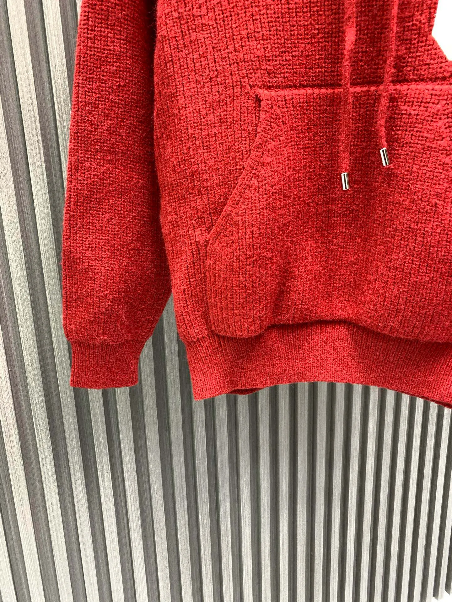 🅿️400 🀄️ Celine Celine ce25FW Autumn and Winter New Year's New Style C Letter Embroidered Fashionable Casual Warm Knitted Sweater. The surface of the fabric has a three-dimensional vertical stripe texture. It is delicate, clear and shiny. It feels comfortable and skin-friendly. It is a high-end luxury fabric that can be distinguished at a glance. It is different from ordinary versions on the market. It is a very eye-catching and fashionable classic item that will not go out of style. Good warmth and comfort. Easily cope with low temperature climate. Let style and temperature coexist! The classic contrast between the chest and the back of the body is the C letter logo. It is made with three-dimensional embroidery technology. It forms a striking contrast with the body of the body, adding visual layering while showing an extremely luxurious charm. You will definitely fall in love with it instantly after you get it.