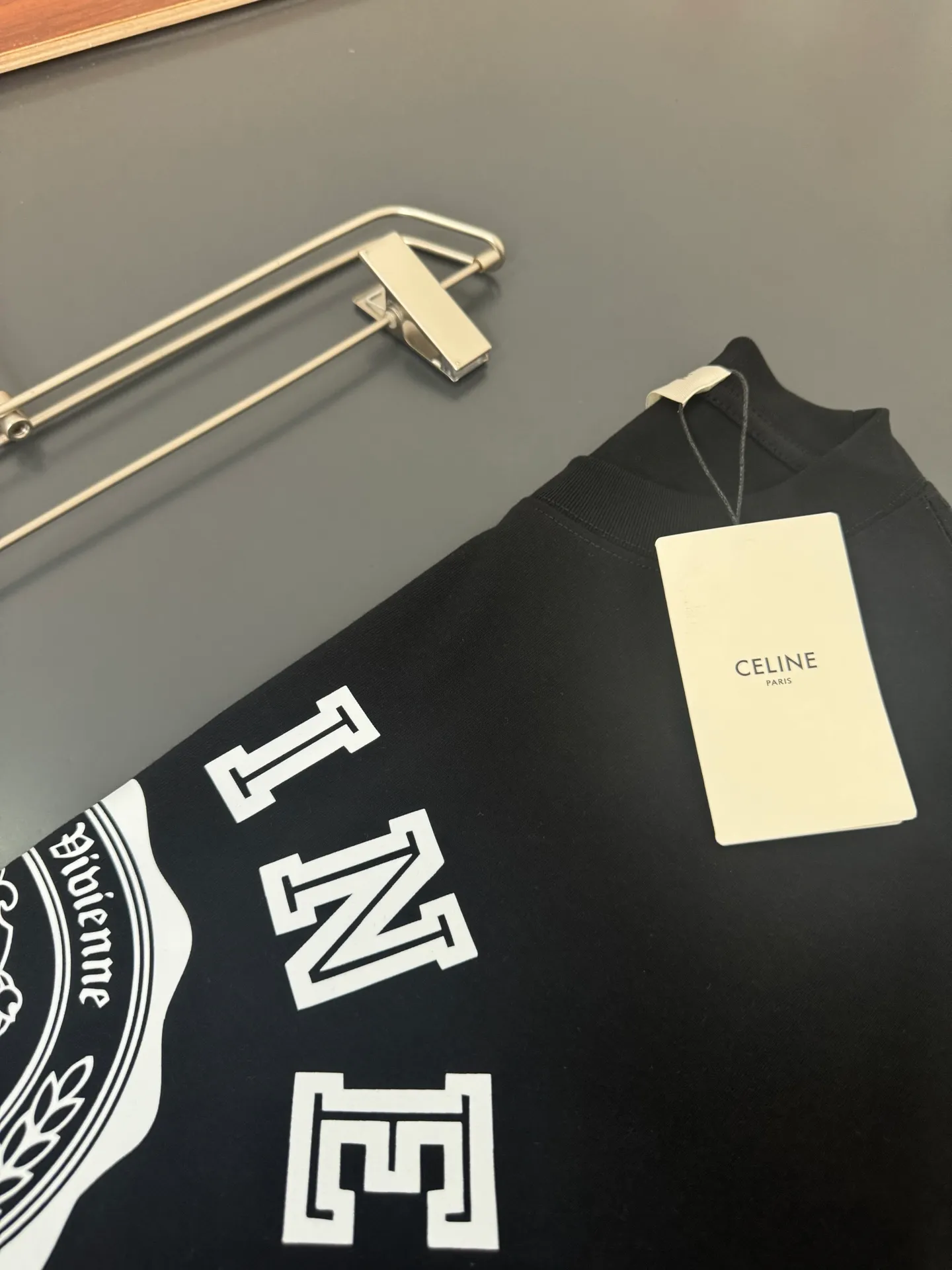 🅿️200 CELINE* Celine* 320g heavyweight pure cotton T-shirt with loose fit and three-dimensional printed logo design. Spring and summer new round neck fashionable short-sleeved T-shirt. Comfortable against the skin, durable and easy to wear. Meticulous original craftsmanship, a must-have for casual and versatile colors. Color: white, black, rose. Size: S M L XL XXL