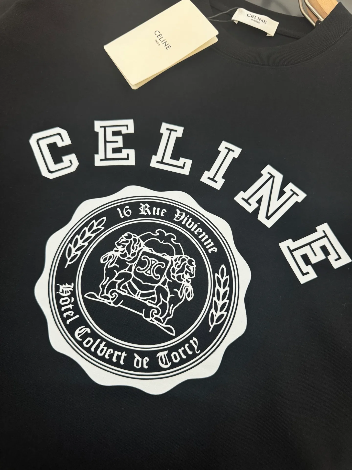 🅿️200 CELINE* Celine* 320g heavyweight pure cotton T-shirt with loose fit and three-dimensional printed logo design. Spring and summer new round neck fashionable short-sleeved T-shirt. Comfortable against the skin, durable and easy to wear. Meticulous original craftsmanship, a must-have for casual and versatile colors. Color: white, black, rose. Size: S M L XL XXL