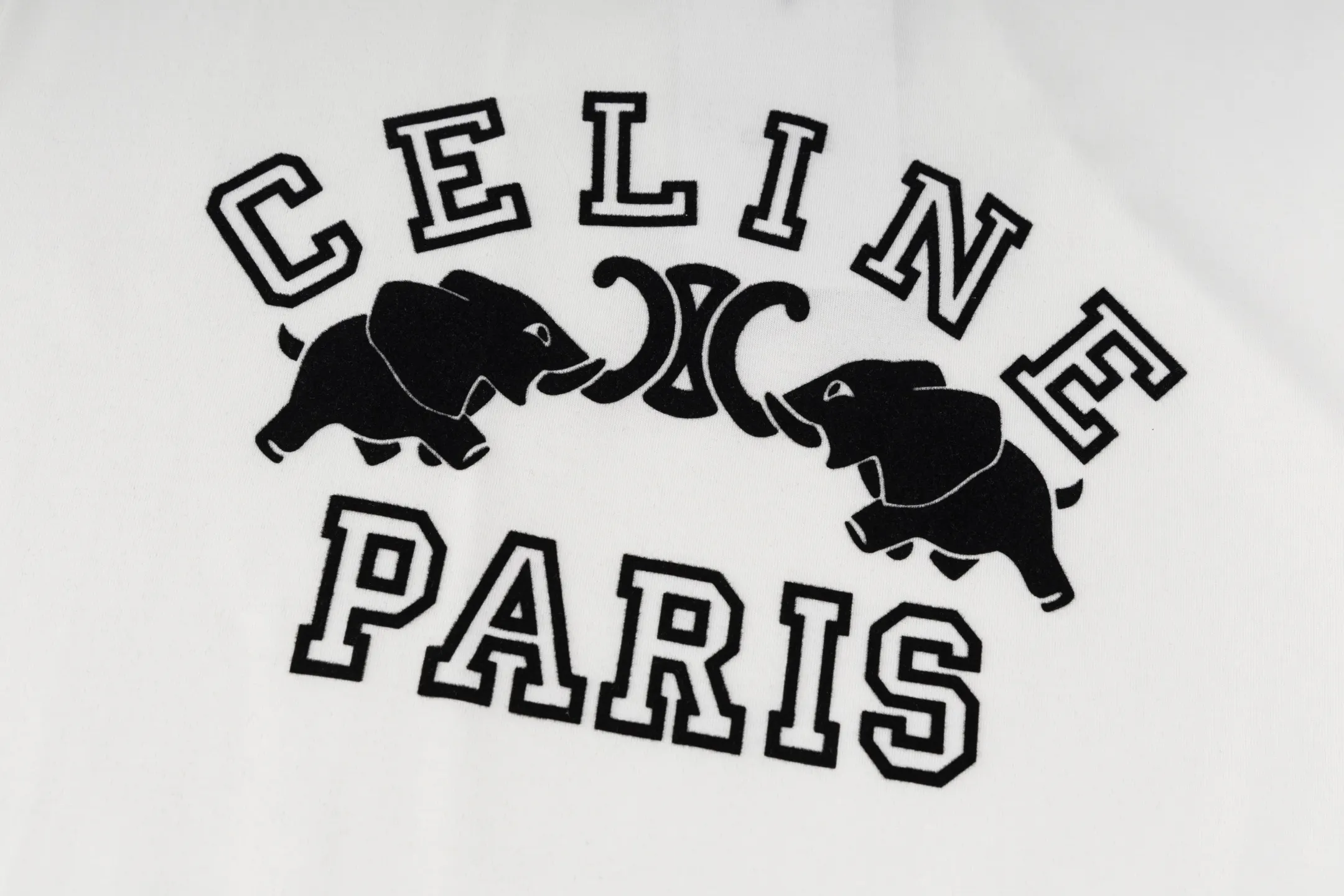 🅿️260 [Exclusive supply] Celine elephant flocked printed short-sleeved fabric is made of 50S 165g double-ply plain fabric, and the rib is made of 32S 2×2 300g stretch rib. 50S double-strand mercerized cotton fabric adopts fine yarn selection, unique mercerization treatment, advanced weaving technology, and environmentally friendly dyeing and finishing processes. Double-strand mercerized cotton fabric has excellent moisture absorption and breathability. Its good elasticity and wrinkle resistance make the fabric less likely to deform during wearing and washing, and is easy to care for. Flocking printing is a special printing process. Its principle is to adhere short fibers to the surface of the fabric according to a specific pattern. The process is a two-stage process, first the fiber linters are adhered to the fabric with an adhesive, and then the fiber linters are bonded to the fabric. Size:XS-S-M-L