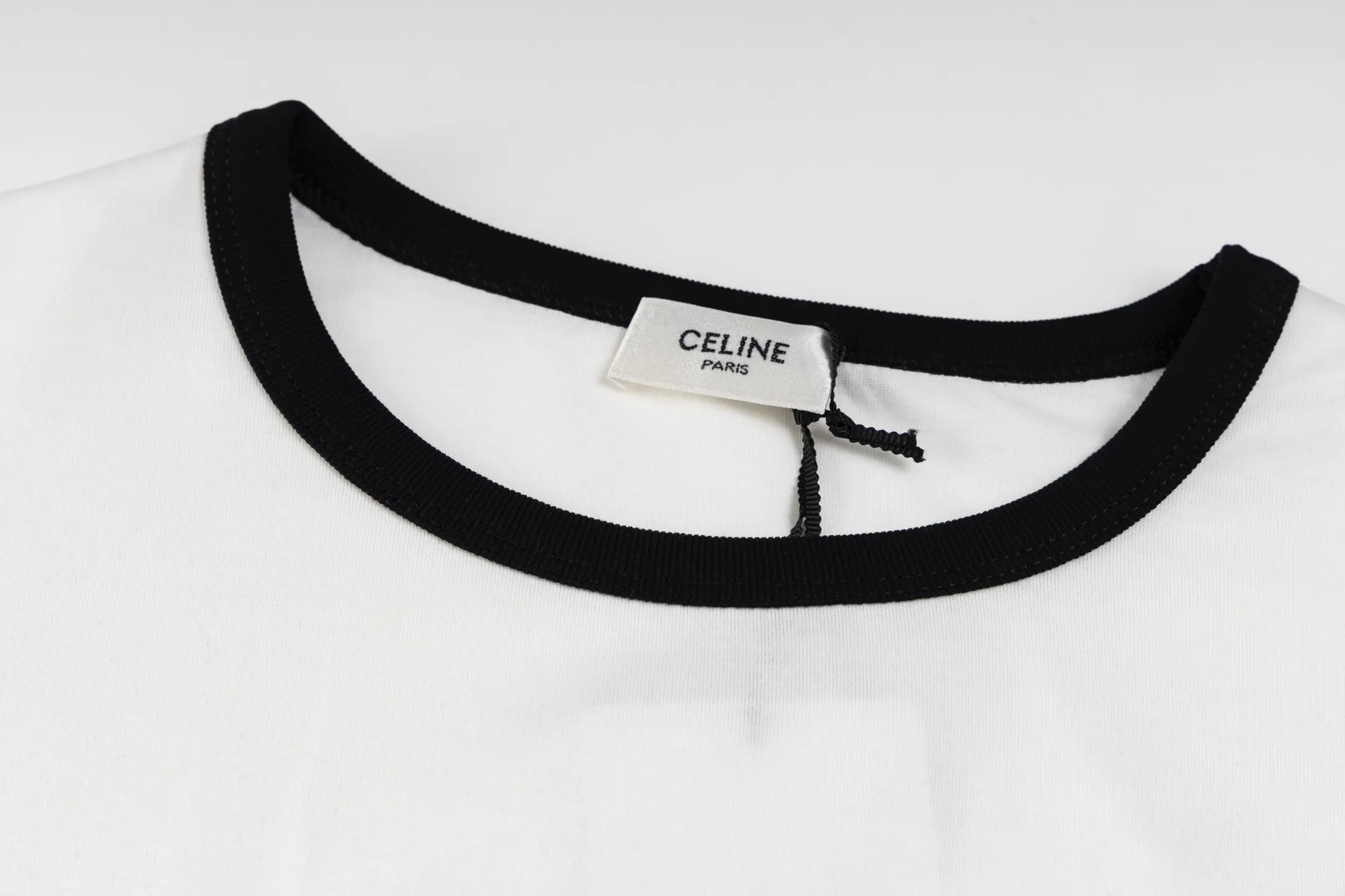 🅿️260 [Exclusive supply] Celine elephant flocked printed short-sleeved fabric is made of 50S 165g double-ply plain fabric, and the rib is made of 32S 2×2 300g stretch rib. 50S double-strand mercerized cotton fabric adopts fine yarn selection, unique mercerization treatment, advanced weaving technology, and environmentally friendly dyeing and finishing processes. Double-strand mercerized cotton fabric has excellent moisture absorption and breathability. Its good elasticity and wrinkle resistance make the fabric less likely to deform during wearing and washing, and is easy to care for. Flocking printing is a special printing process. Its principle is to adhere short fibers to the surface of the fabric according to a specific pattern. The process is a two-stage process, first the fiber linters are adhered to the fabric with an adhesive, and then the fiber linters are bonded to the fabric. Size:XS-S-M-L
