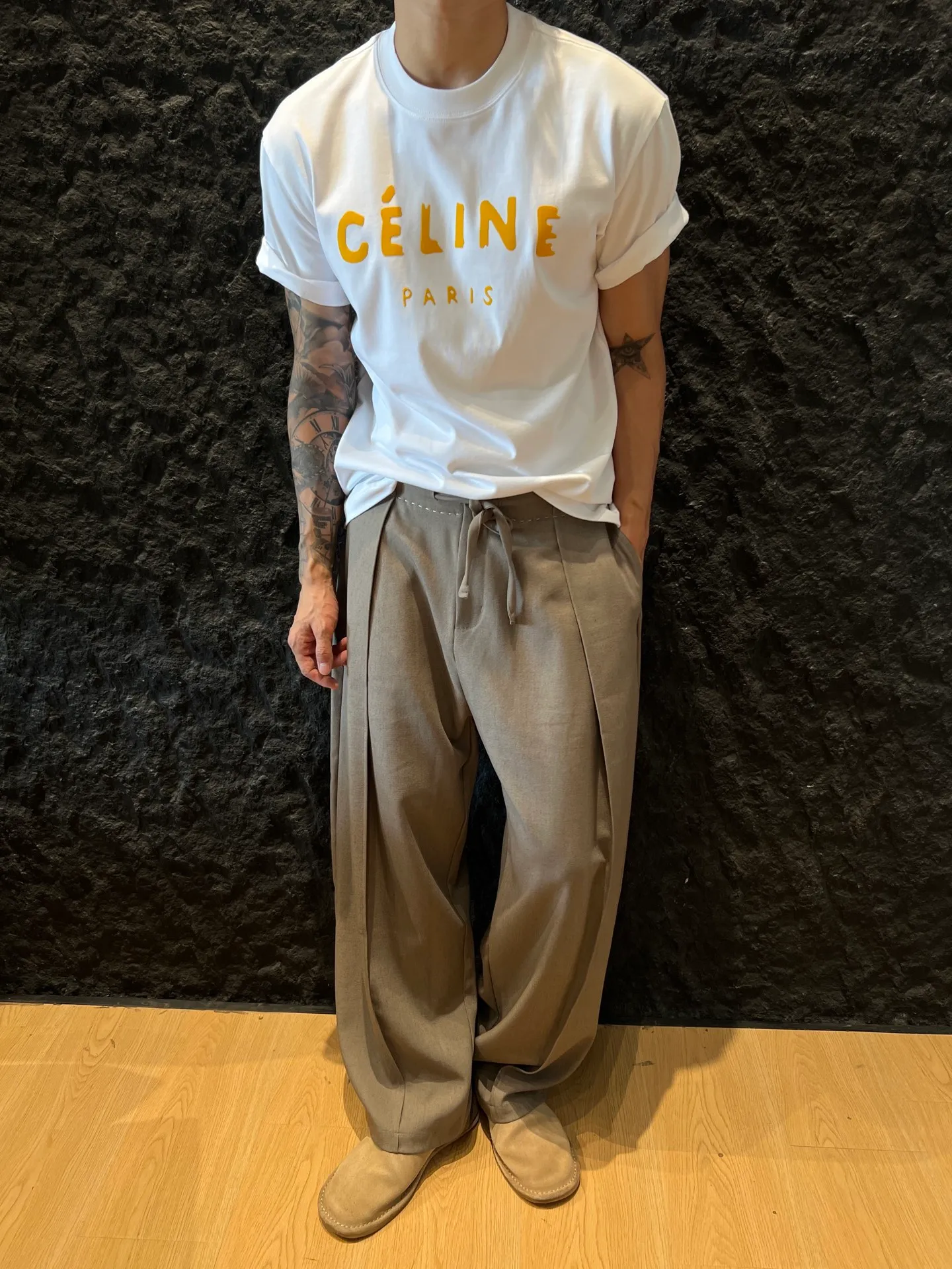 🅿️180 CELINE's new summer printed letter T-shirt is here, it's really awesome😍 Customized Salona 250g fabric, soft and skin-friendly and breathable, the stuffy feeling in summer disappears instantly. The printing letter craftsmanship is superb, full of three-dimensionality, and full of texture to the touch. The brand charm of CELINE is immediately highlighted, giving it a full sense of high-end. The loose version is not flattering on your figure and has a first-class flesh-covering effect. Wearing it will make you the focus of the crowd and easily become a fashion ICON. Color: black, white Size: S-2XL