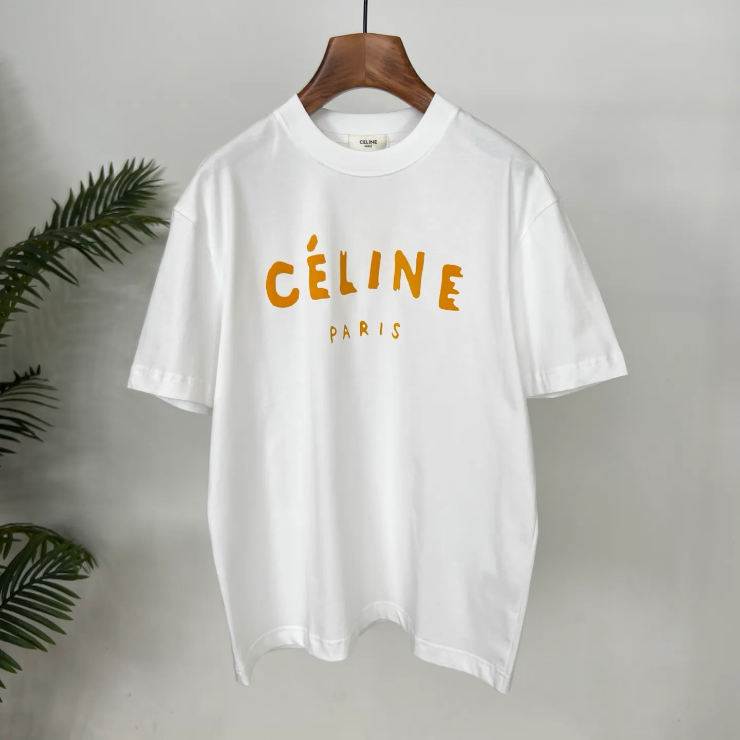 🅿️180 CELINE's new summer printed letter T-shirt is here, it's really awesome😍 Customized Salona 250g fabric, soft and skin-friendly and breathable, the stuffy feeling in summer disappears instantly. The printing letter craftsmanship is superb, full of three-dimensionality, and full of texture to the touch. The brand charm of CELINE is immediately highlighted, giving it a full sense of high-end. The loose version is not flattering on your figure and has a first-class flesh-covering effect. Wearing it will make you the focus of the crowd and easily become a fashion ICON. Color: black, white Size: S-2XL