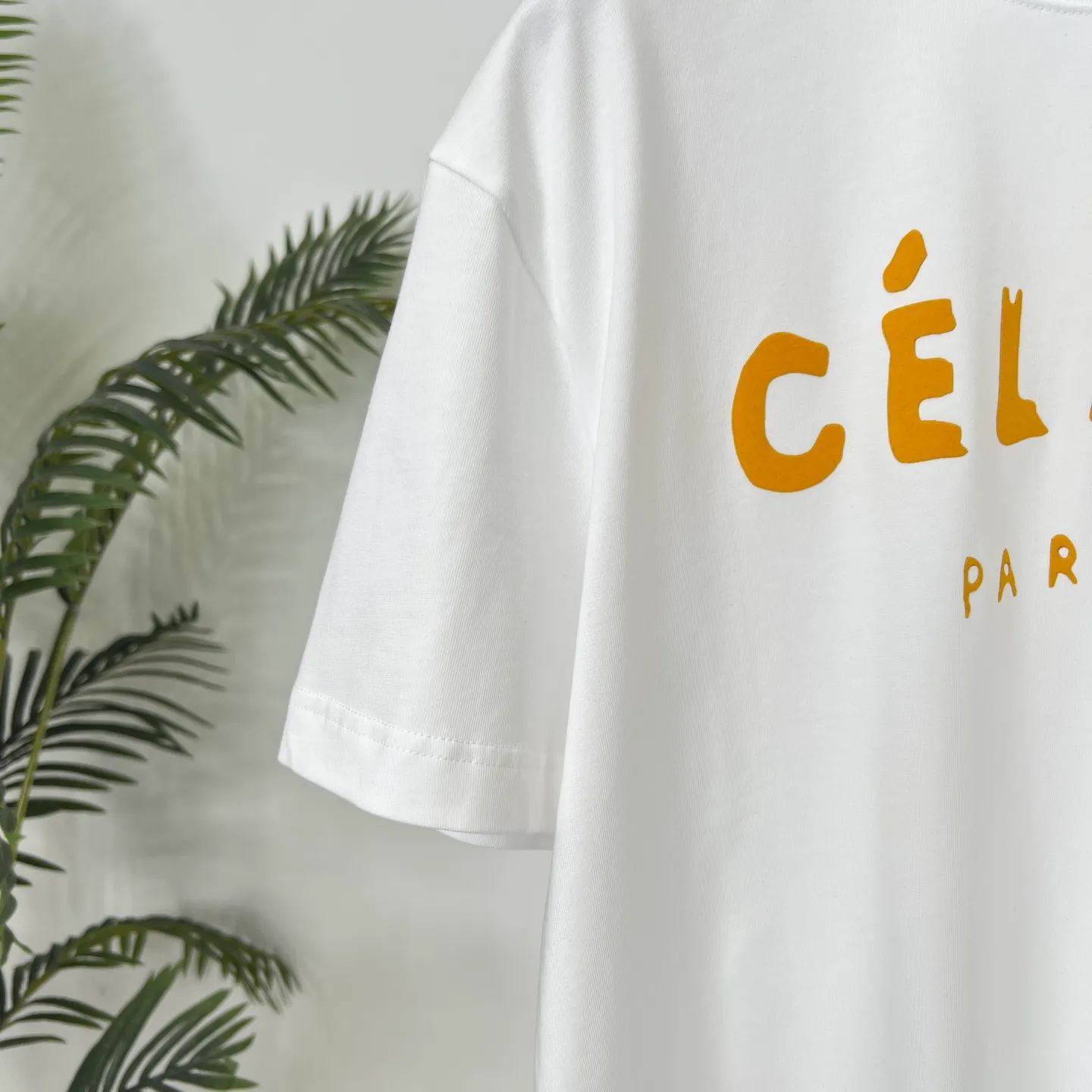 🅿️180 CELINE's new summer printed letter T-shirt is here, it's really awesome😍 Customized Salona 250g fabric, soft and skin-friendly and breathable, the stuffy feeling in summer disappears instantly. The printing letter craftsmanship is superb, full of three-dimensionality, and full of texture to the touch. The brand charm of CELINE is immediately highlighted, giving it a full sense of high-end. The loose version is not flattering on your figure and has a first-class flesh-covering effect. Wearing it will make you the focus of the crowd and easily become a fashion ICON. Color: black, white Size: S-2XL