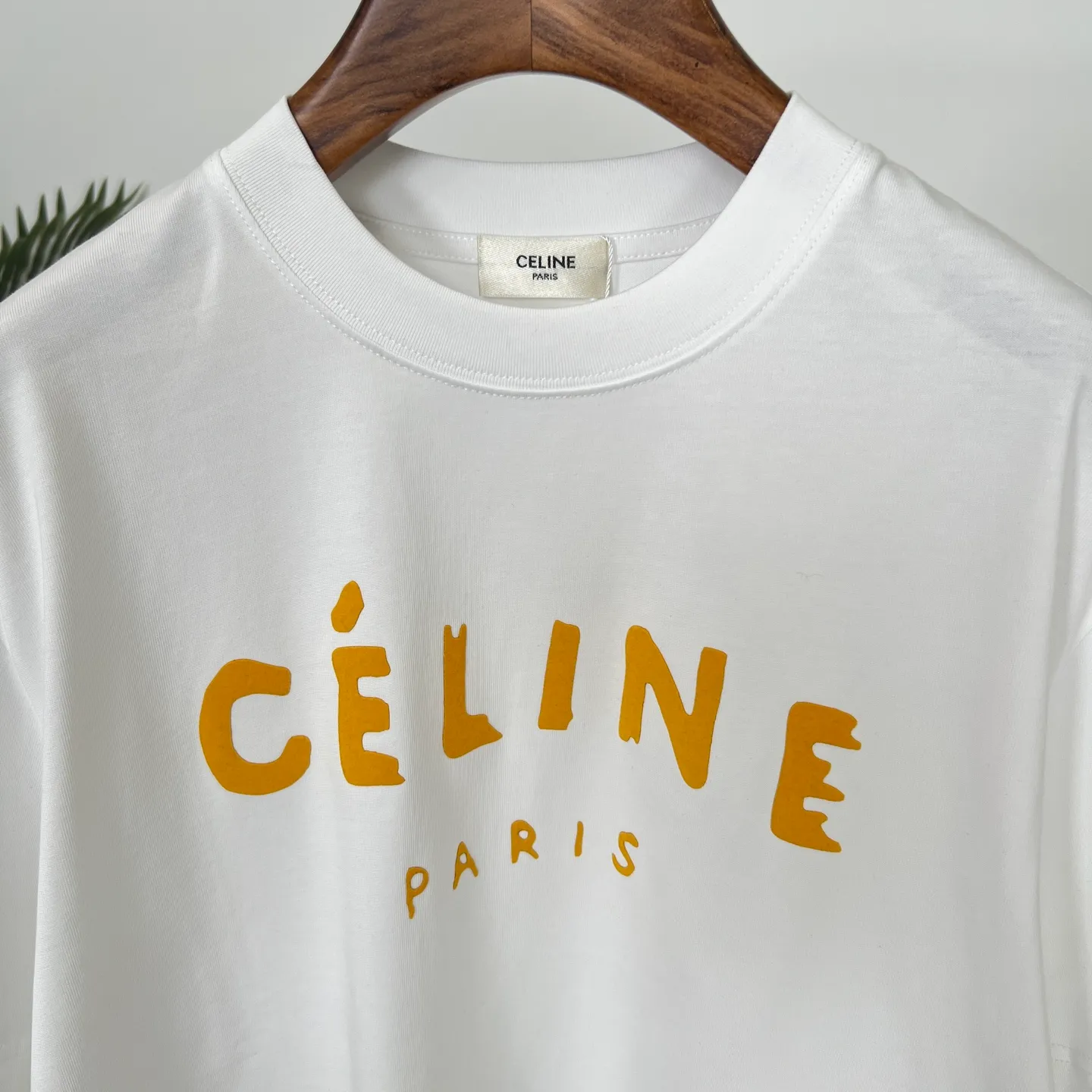 🅿️180 CELINE's new summer printed letter T-shirt is here, it's really awesome😍 Customized Salona 250g fabric, soft and skin-friendly and breathable, the stuffy feeling in summer disappears instantly. The printing letter craftsmanship is superb, full of three-dimensionality, and full of texture to the touch. The brand charm of CELINE is immediately highlighted, giving it a full sense of high-end. The loose version is not flattering on your figure and has a first-class flesh-covering effect. Wearing it will make you the focus of the crowd and easily become a fashion ICON. Color: black, white Size: S-2XL