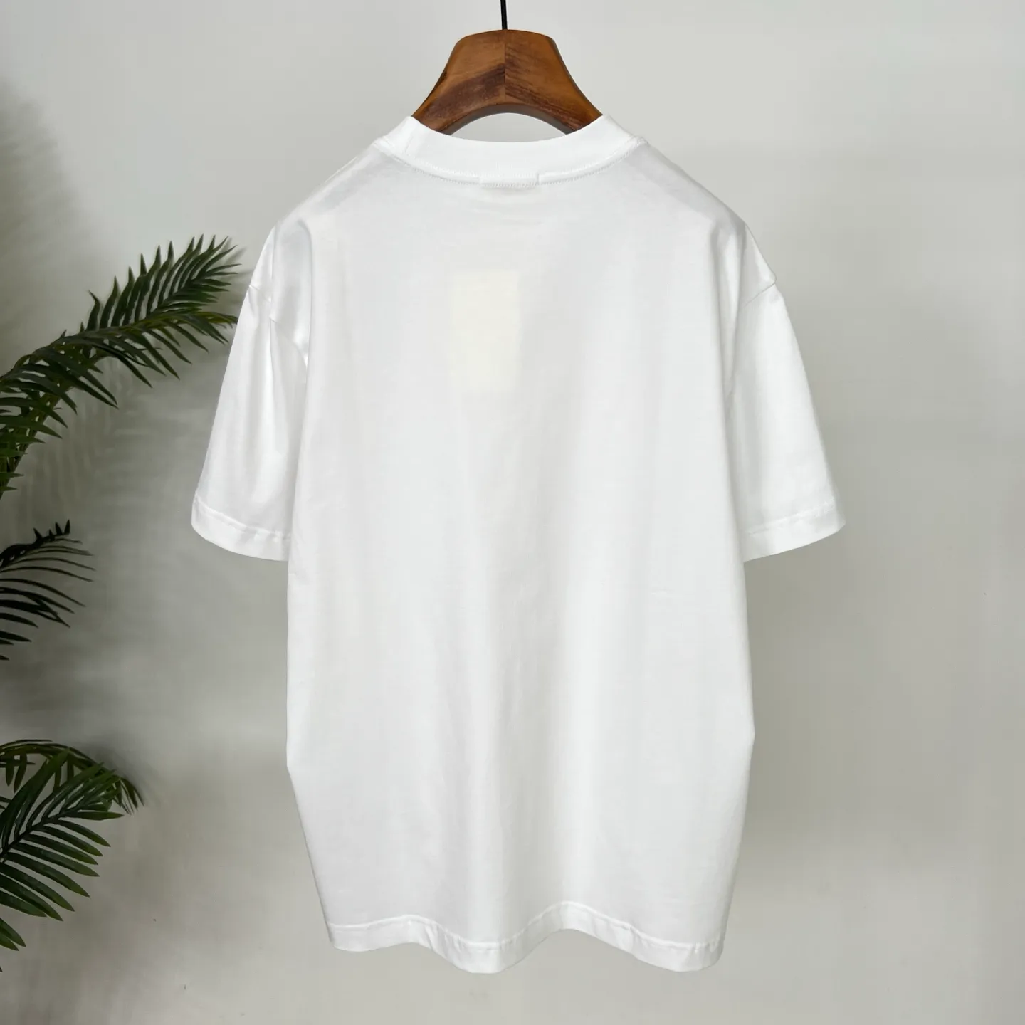 🅿️180 CELINE's new summer printed letter T-shirt is here, it's really awesome😍 Customized Salona 250g fabric, soft and skin-friendly and breathable, the stuffy feeling in summer disappears instantly. The printing letter craftsmanship is superb, full of three-dimensionality, and full of texture to the touch. The brand charm of CELINE is immediately highlighted, giving it a full sense of high-end. The loose version is not flattering on your figure and has a first-class flesh-covering effect. Wearing it will make you the focus of the crowd and easily become a fashion ICON. Color: black, white Size: S-2XL