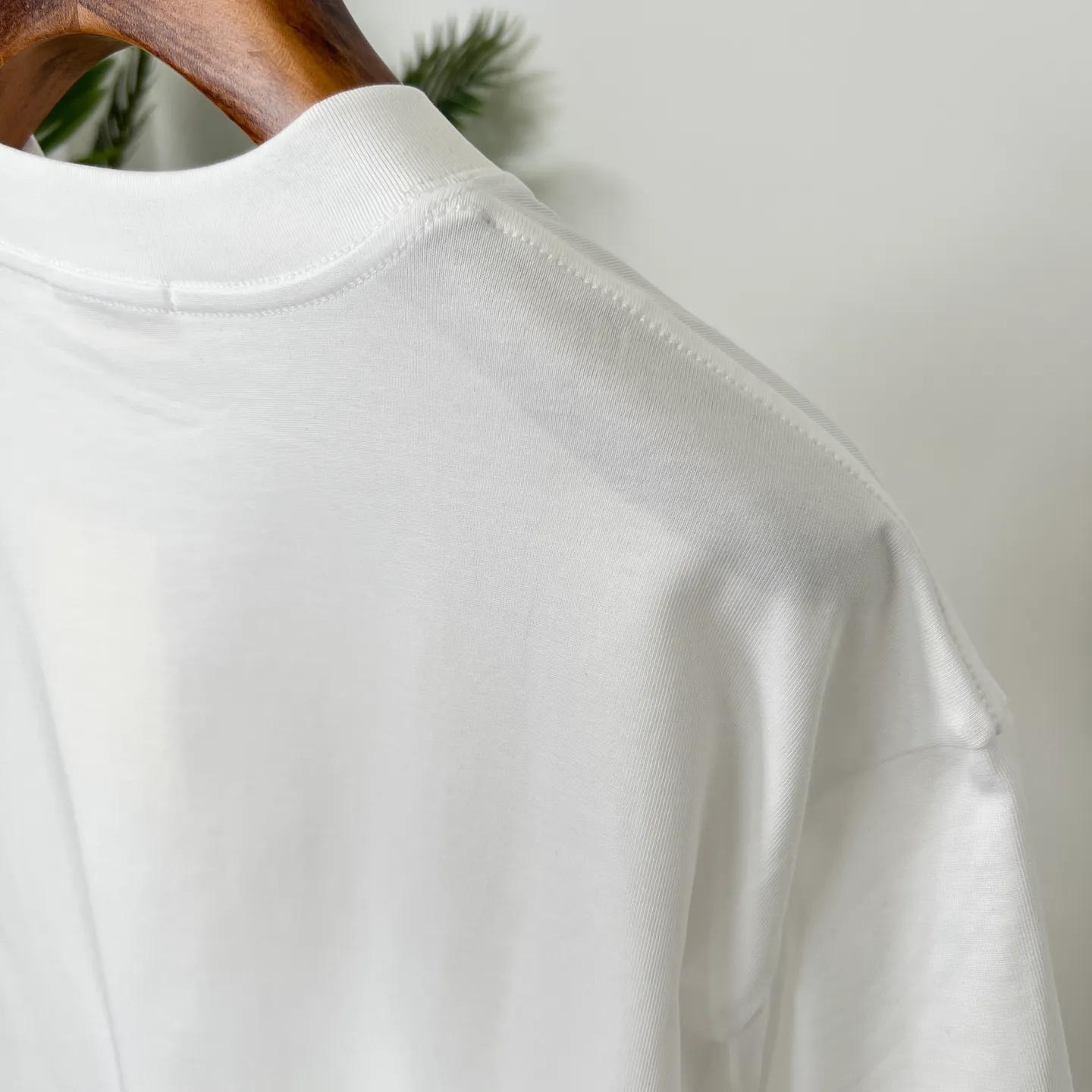 🅿️180 CELINE's new summer printed letter T-shirt is here, it's really awesome😍 Customized Salona 250g fabric, soft and skin-friendly and breathable, the stuffy feeling in summer disappears instantly. The printing letter craftsmanship is superb, full of three-dimensionality, and full of texture to the touch. The brand charm of CELINE is immediately highlighted, giving it a full sense of high-end. The loose version is not flattering on your figure and has a first-class flesh-covering effect. Wearing it will make you the focus of the crowd and easily become a fashion ICON. Color: black, white Size: S-2XL
